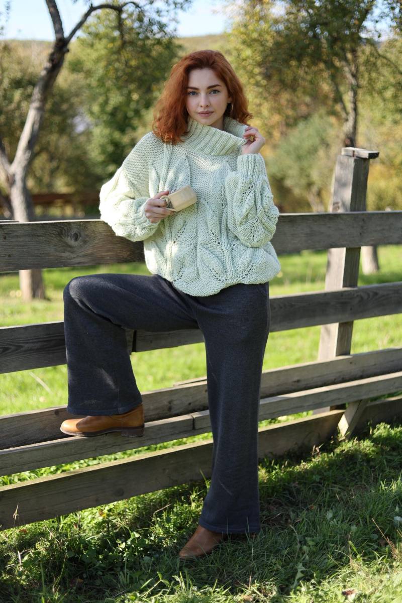 Mint Openwork Handgestrickter Pullover Aus Merinowolle Rollkragen Spitze Strickpullover Zopfmuster Elegant Pastellgrün Frühling Häkelpullover von PASMAdesign