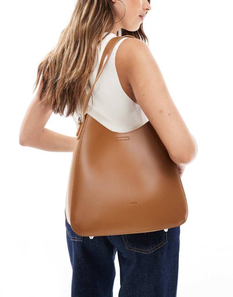 PASQ - Knautsch-Tragetasche in Hellbraun mit Umhängeriemen von PASQ Extras Limited – FOB - USD