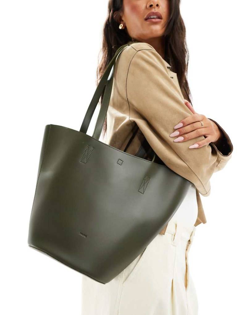 PASQ Curve - Schultertasche in Khakigrün von PASQ