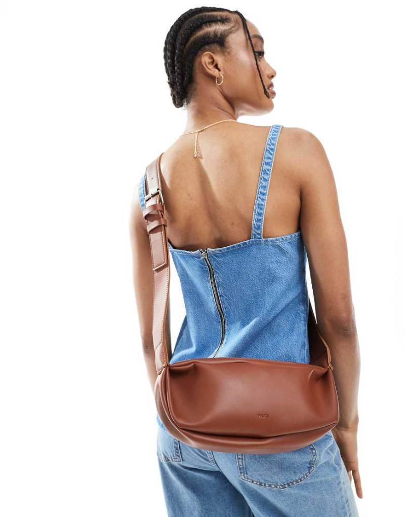 PASQ - Halbmondförmige, weiche Umhängetasche in Braun von PASQ