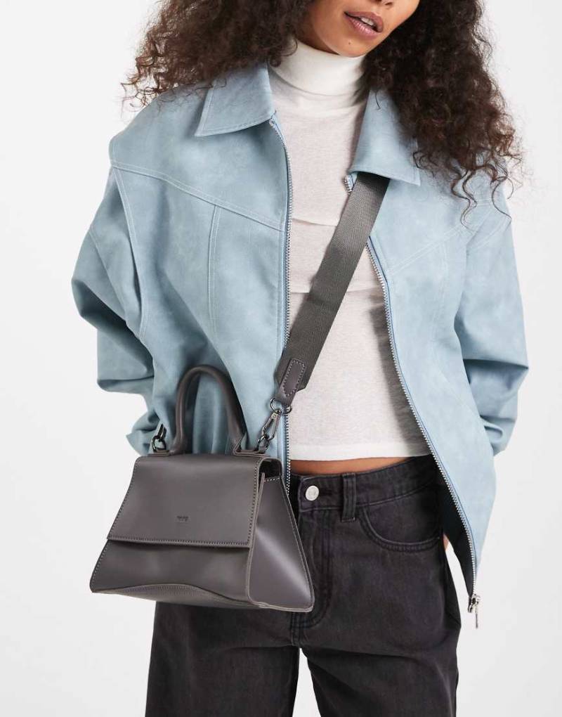 PASQ - Kleine Handtasche in Grau mit abgerundetem Boden und Umhängeriemen von PASQ