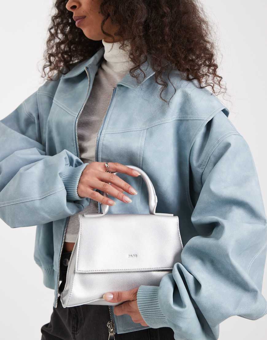 PASQ - Kleine Tragetasche in Metallic-Silber mit gewölbtem Boden PASQ - Kleine Tragetasche in Metallic-Silber mit gewölbtem Boden von PASQ