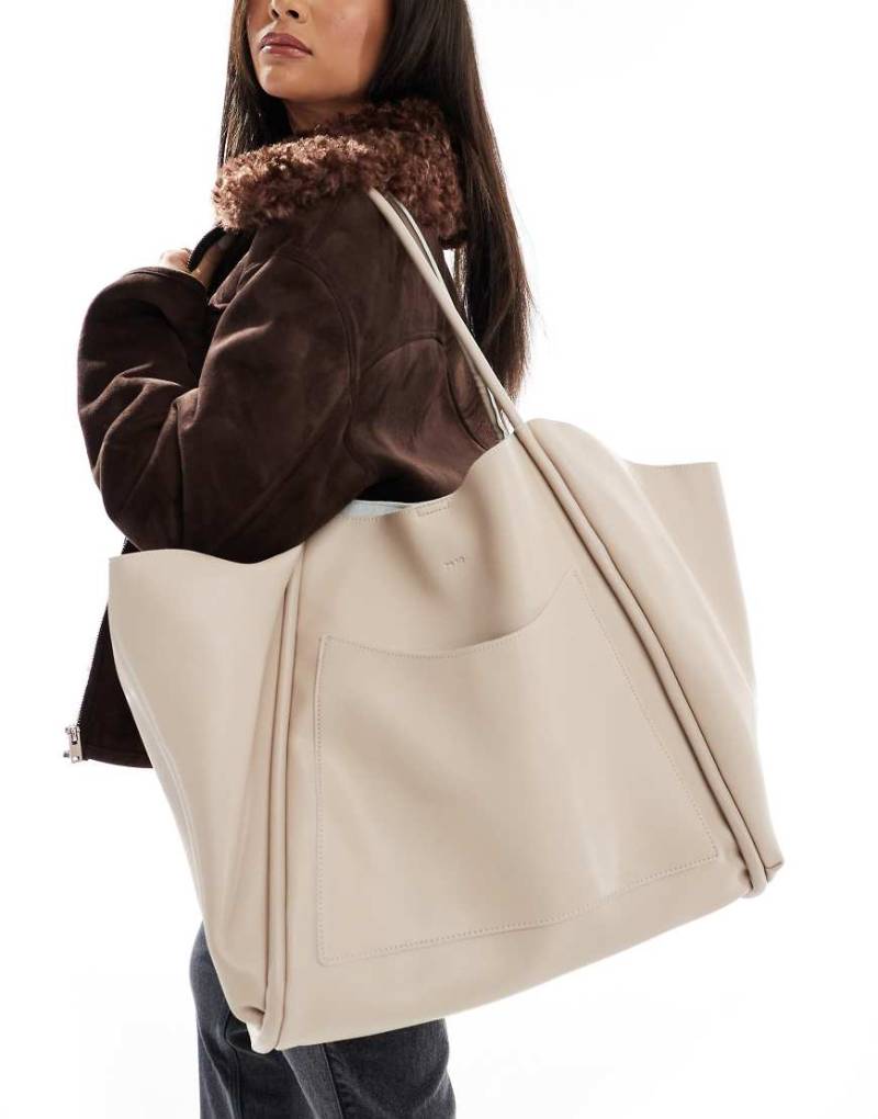 PASQ - Lockere Oversize-Tragetasche in Taupe mit herausnehmbarem Beutel-Neutral von PASQ