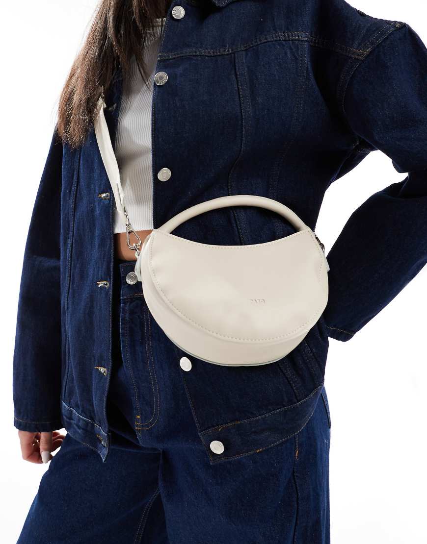 PASQ - Runde Handtasche in Wollweiß mit Umhängegurt PASQ - Runde Handtasche in Wollweiß mit Umhängegurt von PASQ