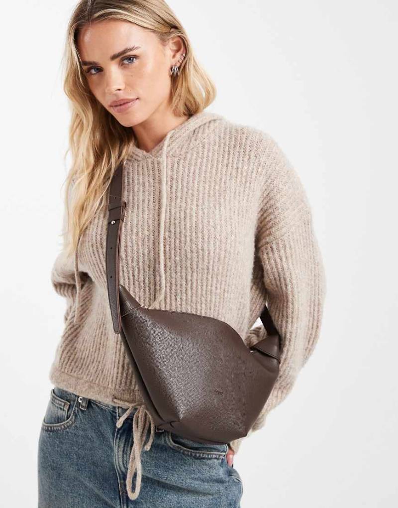 PASQ - Strukturierte Croissant-Umhängetasche in Braun-Brown von PASQ