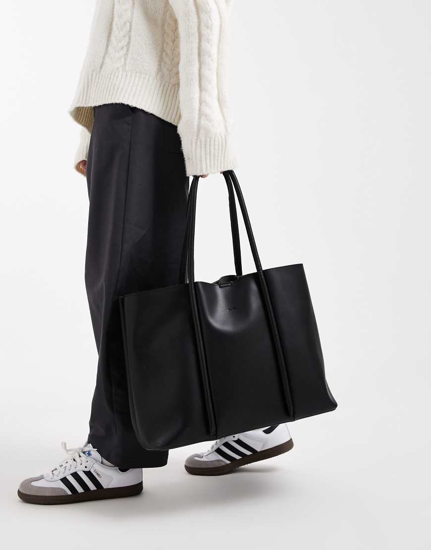 PASQ - Tragetasche in Schwarz mit zwei gerollten Henkeln PASQ - Tragetasche in Schwarz mit zwei gerollten Henkeln von PASQ