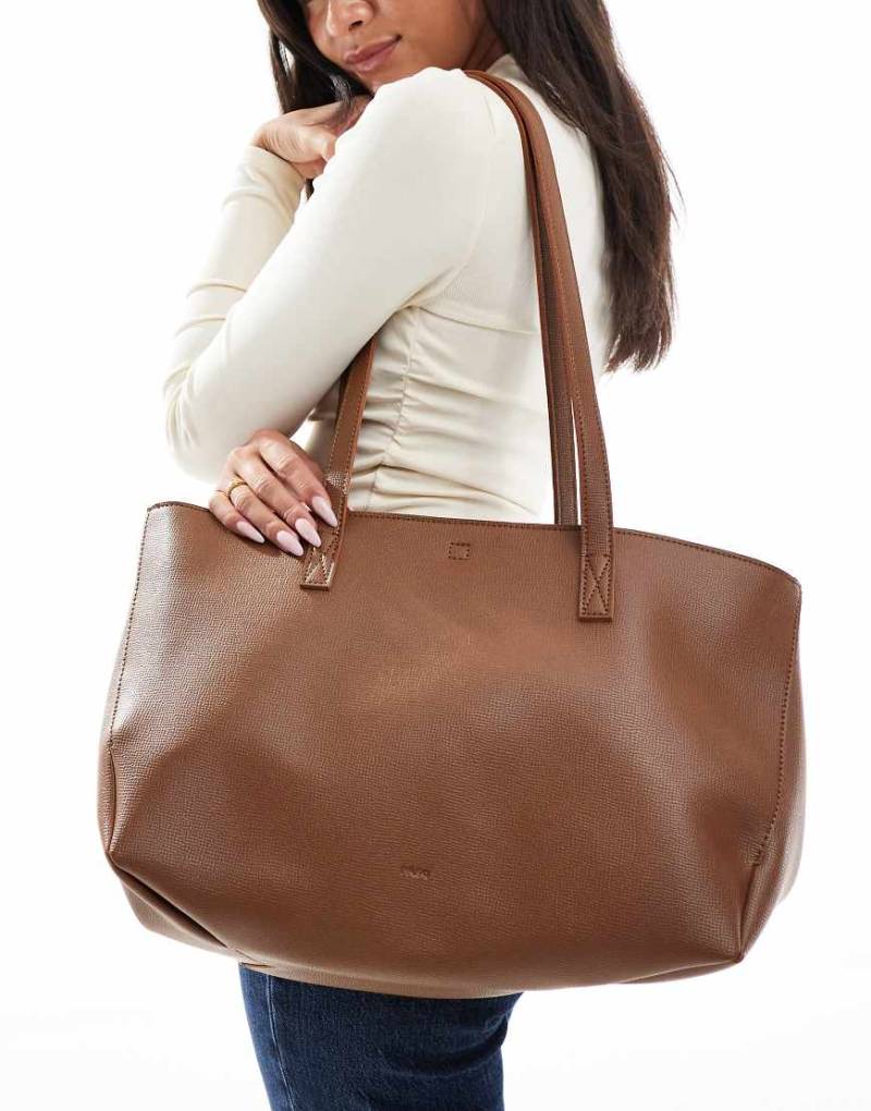 PASQ - Strukturierte Tragetasche in dunklem Taupe mit zwei Henkeln und seitlichen Clip-Details-Brown von PASQ