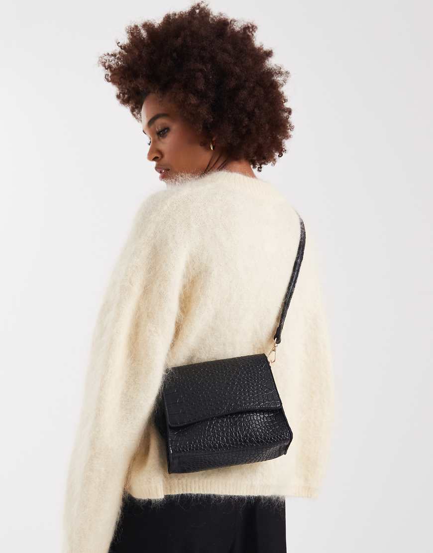 PASQ - Umhängetasche in Kroko-Schwarz mit Griff oben und Umschlag von PASQ