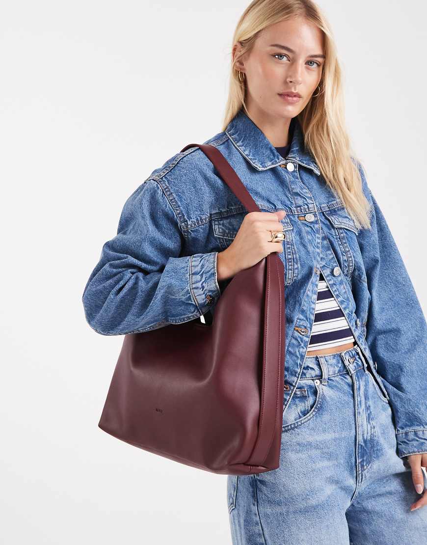 PASQ - Weiche Handtasche in Burgunderrot mit Riemen-Detail von PASQ