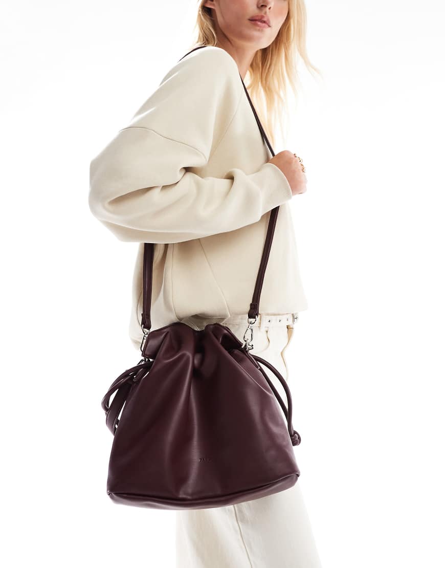 PASQ - Weiche Schultertasche in Burgunderrot mit Kordelzug von PASQ