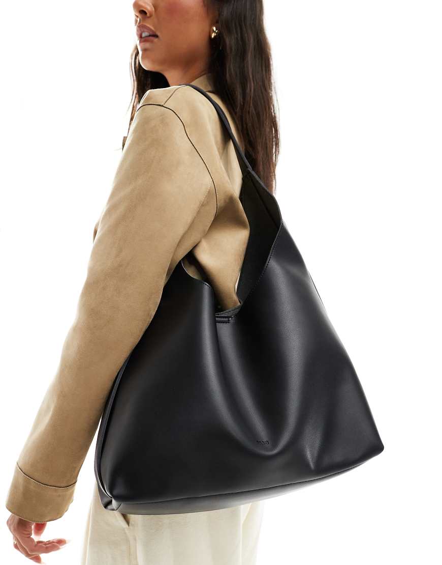 PASQ - Weiche Schultertasche in Schwarz mit Riemen von PASQ