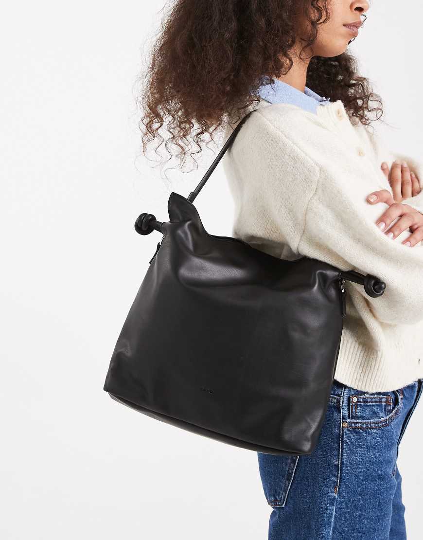 PASQ - Weiche Schultertasche in Schwarz mit Tunnelzug von PASQ