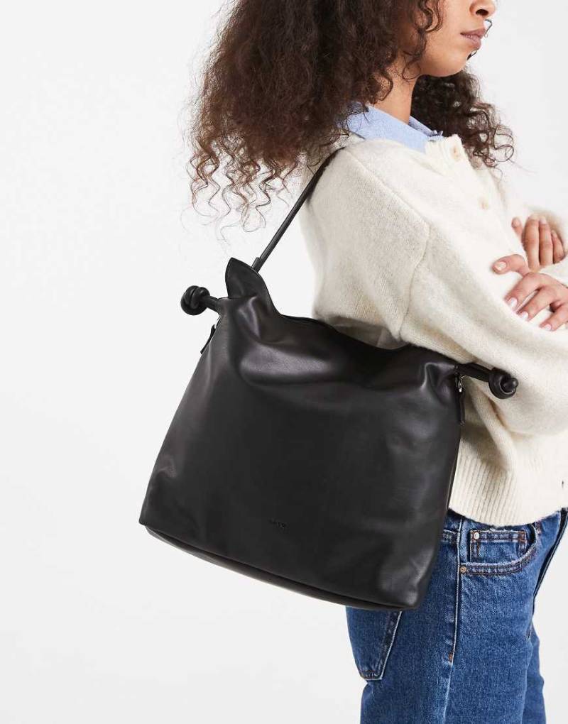 PASQ - Weiche Schultertasche in Schwarz mit Tunnelzug von PASQ