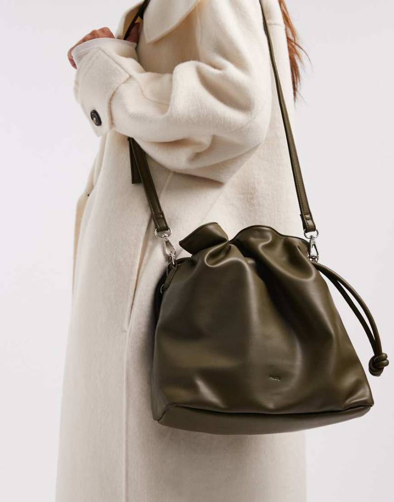 PASQ - Weiche Schultertasche mit Kordelzug in Khakigrün von PASQ