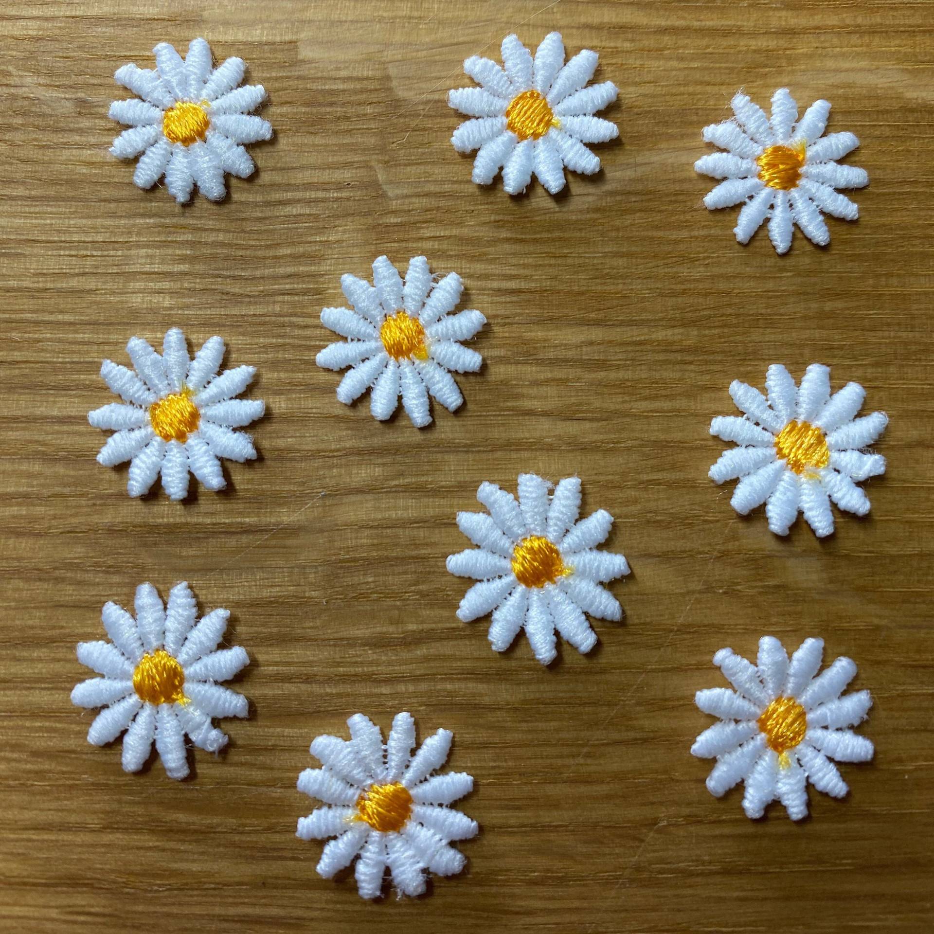 10 Kleine Gänseblümchen Applikationen Zum Aufnähen - 2cm Durchmesser Sommer Blüten Floral Country Blumen Flicken Bügelbild Patch Garten 10 Kleine Gänseblümchen Applikationen Zum Aufnähen - 2cm Durchmesser Sommer Blüten Floral Country Blumen Flicken Bügelbild Patch Garten von PATCHERIA