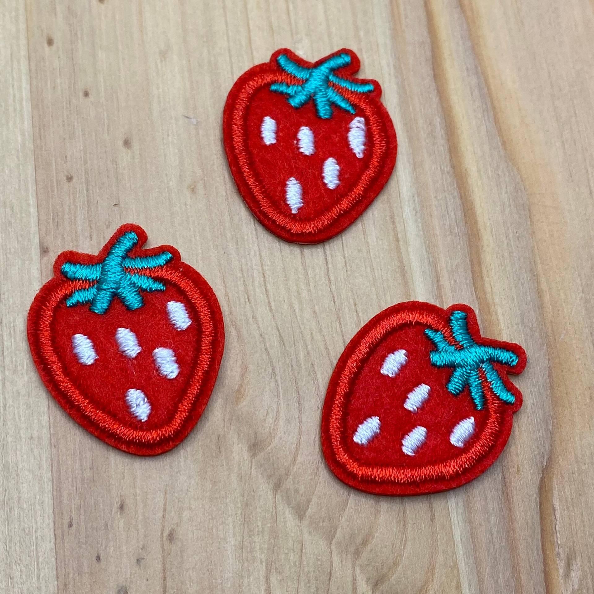 3Er Set Mini Erdbeer Patches Zum Aufbügeln - 2cm Sommer Blüten Floral Country Blumen Flicken Bügelbild Garten 3Er Set Mini Erdbeer Patches Zum Aufbügeln - 2cm Sommer Blüten Floral Country Blumen Flicken Bügelbild Garten von PATCHERIA