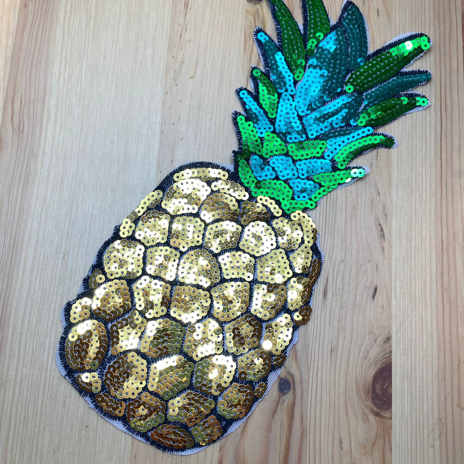 Ananas Patch Mit Pailetten Gold & Grün- Als Zum Aufnähen - 29 X 12cm Tropisch Urlaub Obst Frucht Sommer Sonne Strand Palmen Ananas Patch Mit Pailetten Gold & Grün- Als Zum Aufnähen - 29 X 12cm Tropisch Urlaub Obst Frucht Sommer Sonne Strand Palmen von PATCHERIA