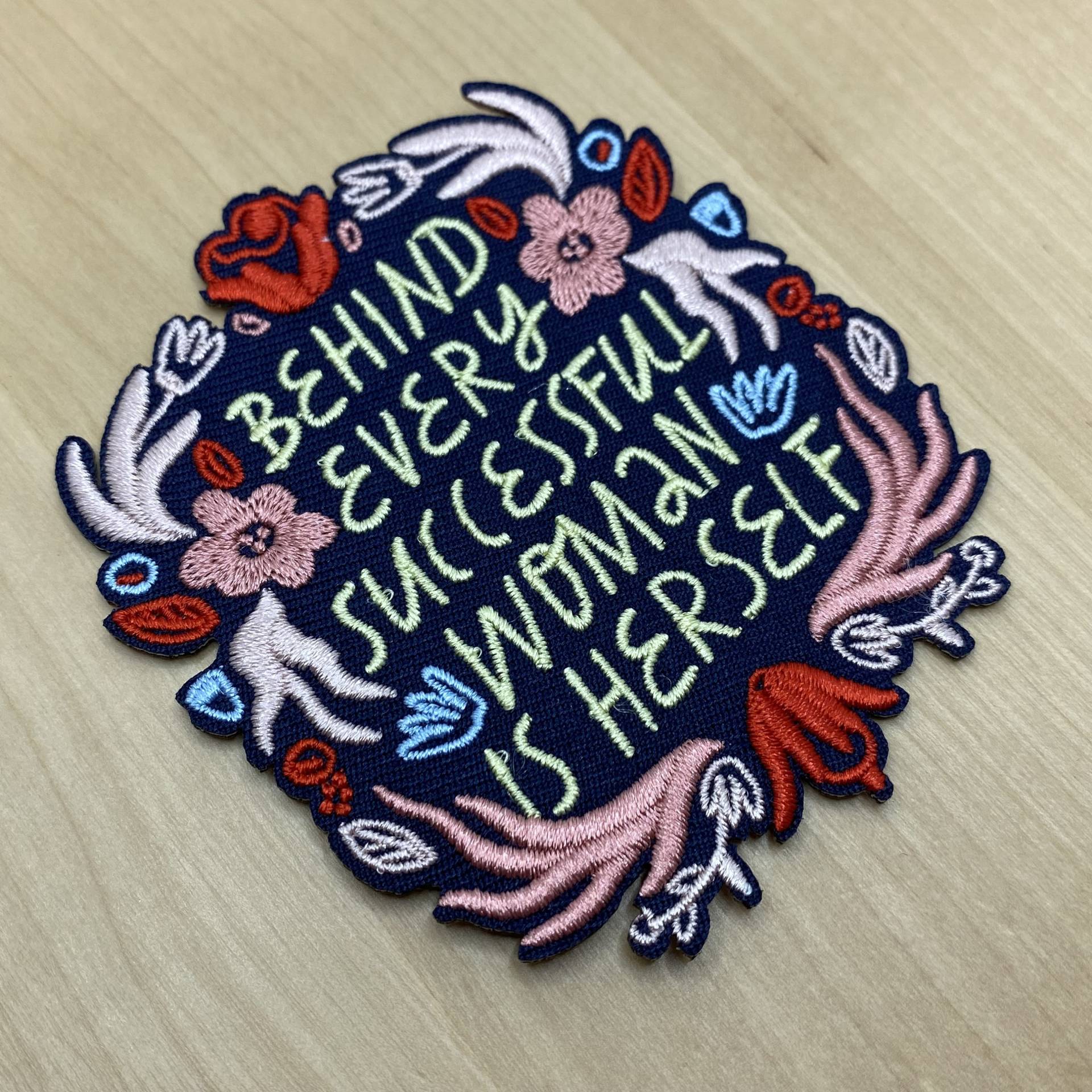 Behind Every Succesful Woman Is Herself - Patch 7 X 8 cm Zum Aufbügeln Mit Blüten Feminismus Affirmation Glaube Motivation Spruch Motto Behind Every Succesful Woman Is Herself - Patch 7 X 8 cm Zum Aufbügeln Mit Blüten Feminismus Affirmation Glaube Motivation Spruch Motto von PATCHERIA