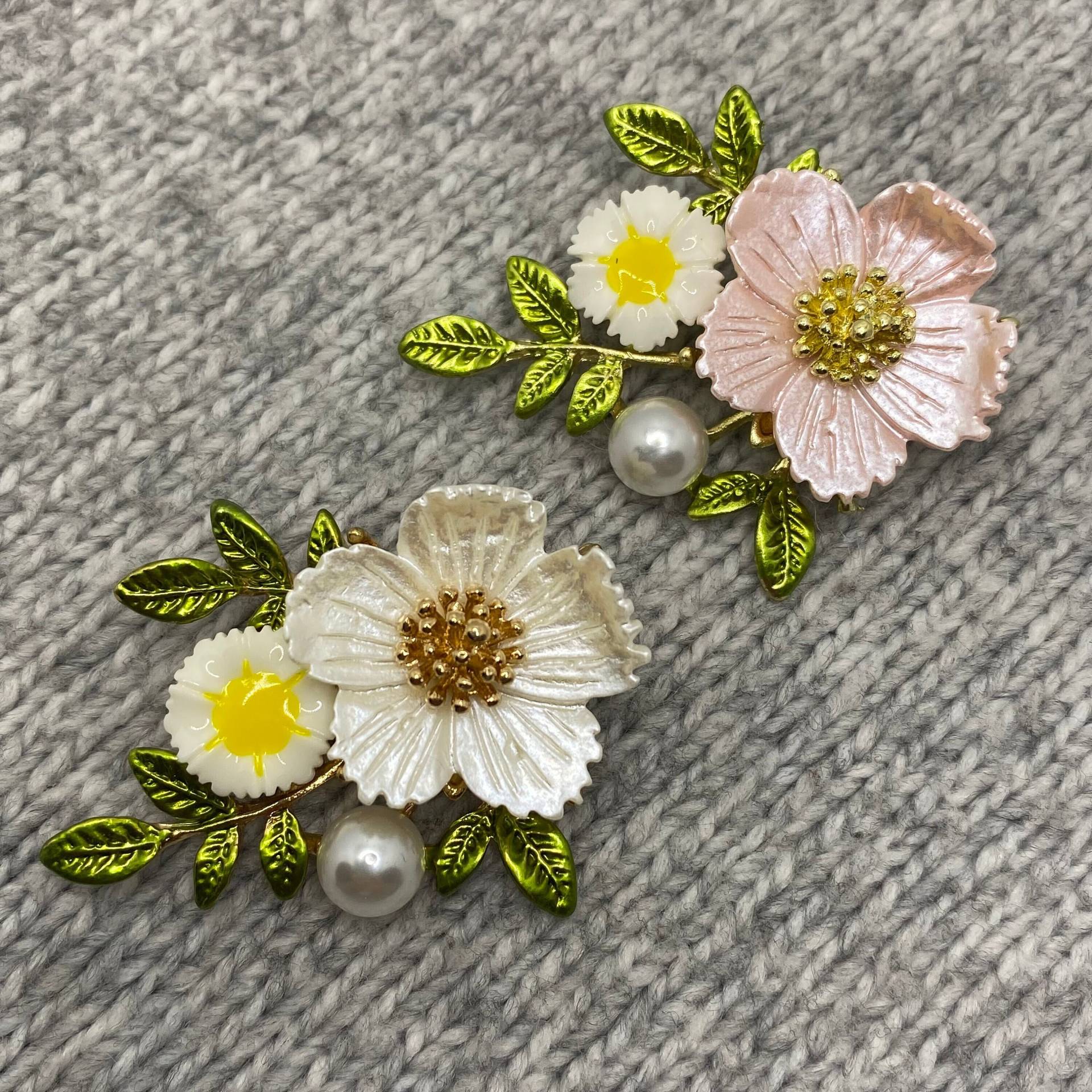 Blümchen Rosen Brosche Rosa & Weiß Märchen - 4x 5cm Nostalgie Anstecker Sommer Natur Garten Cottagecore Buschwindröschen Blümchen Rosen Brosche Rosa & Weiß Märchen - 4x 5cm Nostalgie Anstecker Sommer Natur Garten Cottagecore Buschwindröschen von PATCHERIA