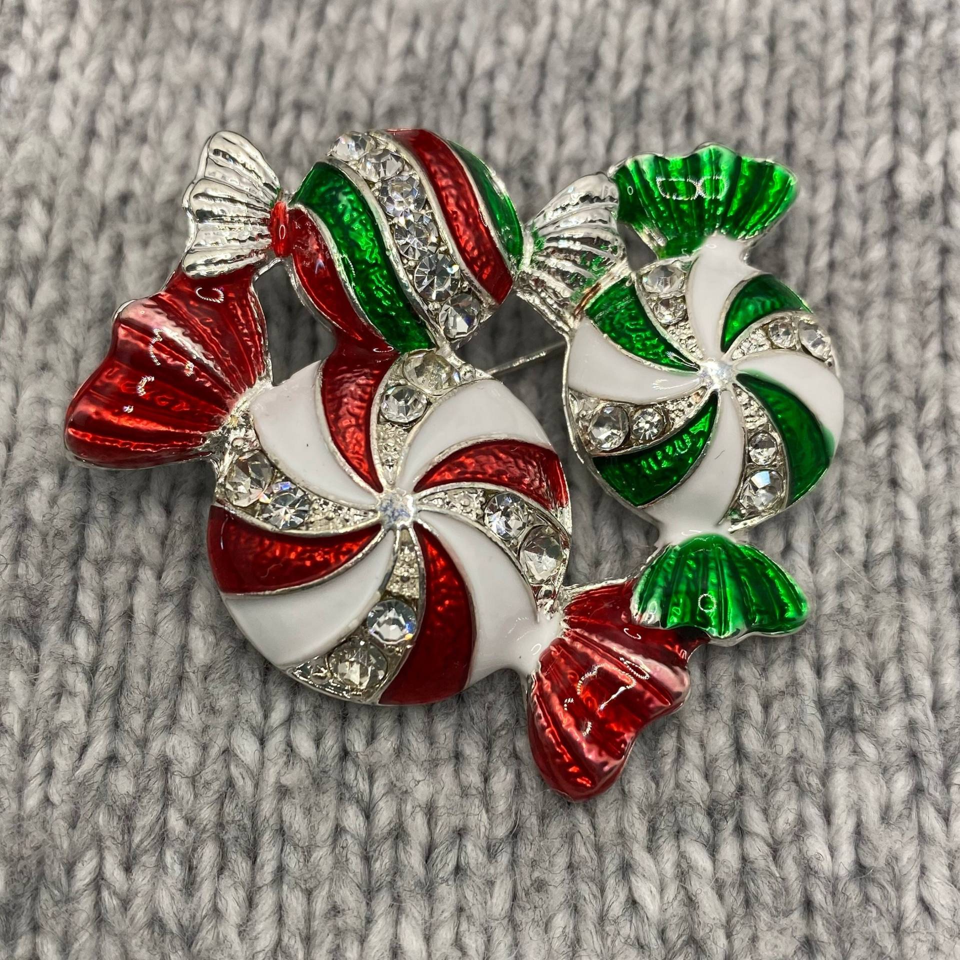 Bonbon Emaille Brosche - 4, 5 X 5 cm Anstecker Candy Weihnachten Zuckerstange Glamour Party X-Mas Vintage Nostalgie Bonbon Emaille Brosche - 4, 5 X 5 cm Anstecker Candy Weihnachten Zuckerstange Glamour Party X-Mas Vintage Nostalgie von PATCHERIA