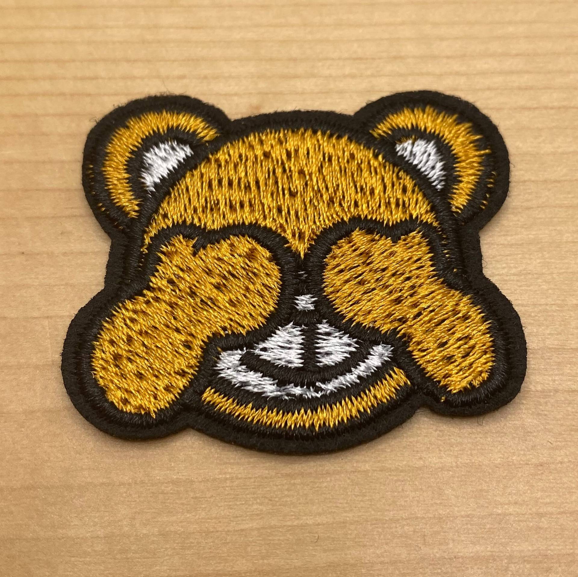 Brauner Teddy Der Sich Die Augen Zuhält - 4, 5cm X 3, 5cm Patch Zum Aufbügeln Comic Emoji Kindergarten Schule Einschulung Brauner Teddy Der Sich Die Augen Zuhält - 4, 5cm X 3, 5cm Patch Zum Aufbügeln Comic Emoji Kindergarten Schule Einschulung von PATCHERIA