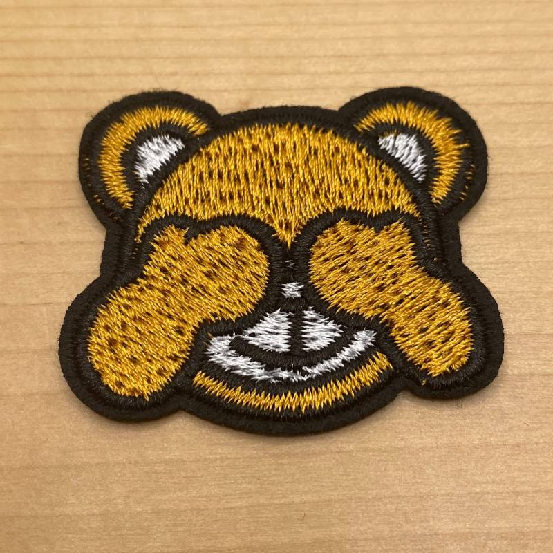 Brauner Teddy Der Sich Die Augen Zuhält - 4, 5cm X 3, 5cm Patch Zum Aufbügeln Comic Emoji Kindergarten Schule Einschulung Brauner Teddy Der Sich Die Augen Zuhält - 4, 5cm X 3, 5cm Patch Zum Aufbügeln Comic Emoji Kindergarten Schule Einschulung von PATCHERIA
