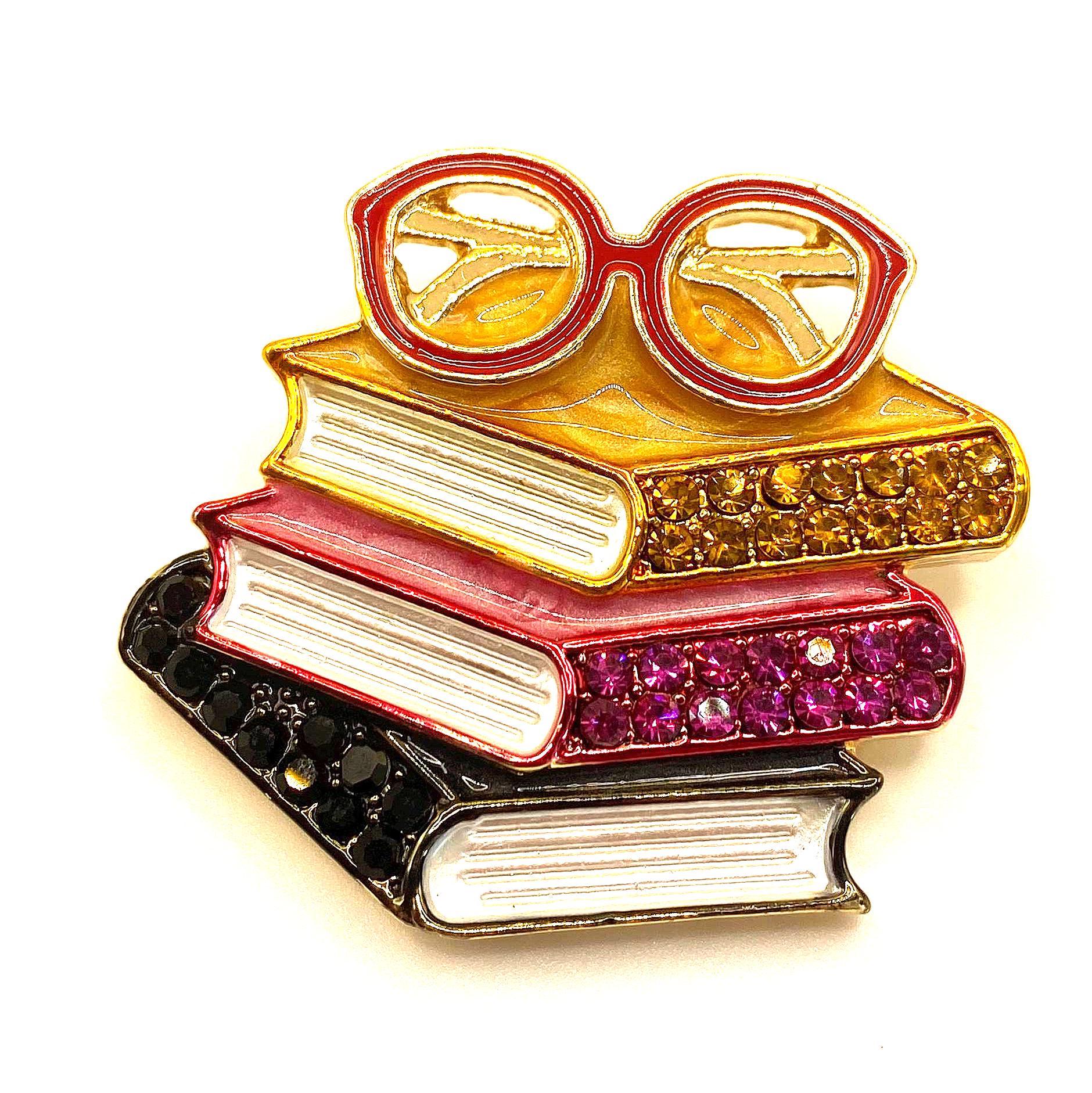 Bücherstapel Mit Brille Als Emaille Brosche Glitzersteinen - Ca. 3, 5 X 3, 5cm Booktook Anstecker Leseratte Bücherwurm Bibliothek Bücherstapel Mit Brille Als Emaille Brosche Glitzersteinen - Ca. 3, 5 X 3, 5cm Booktook Anstecker Leseratte Bücherwurm Bibliothek von PATCHERIA