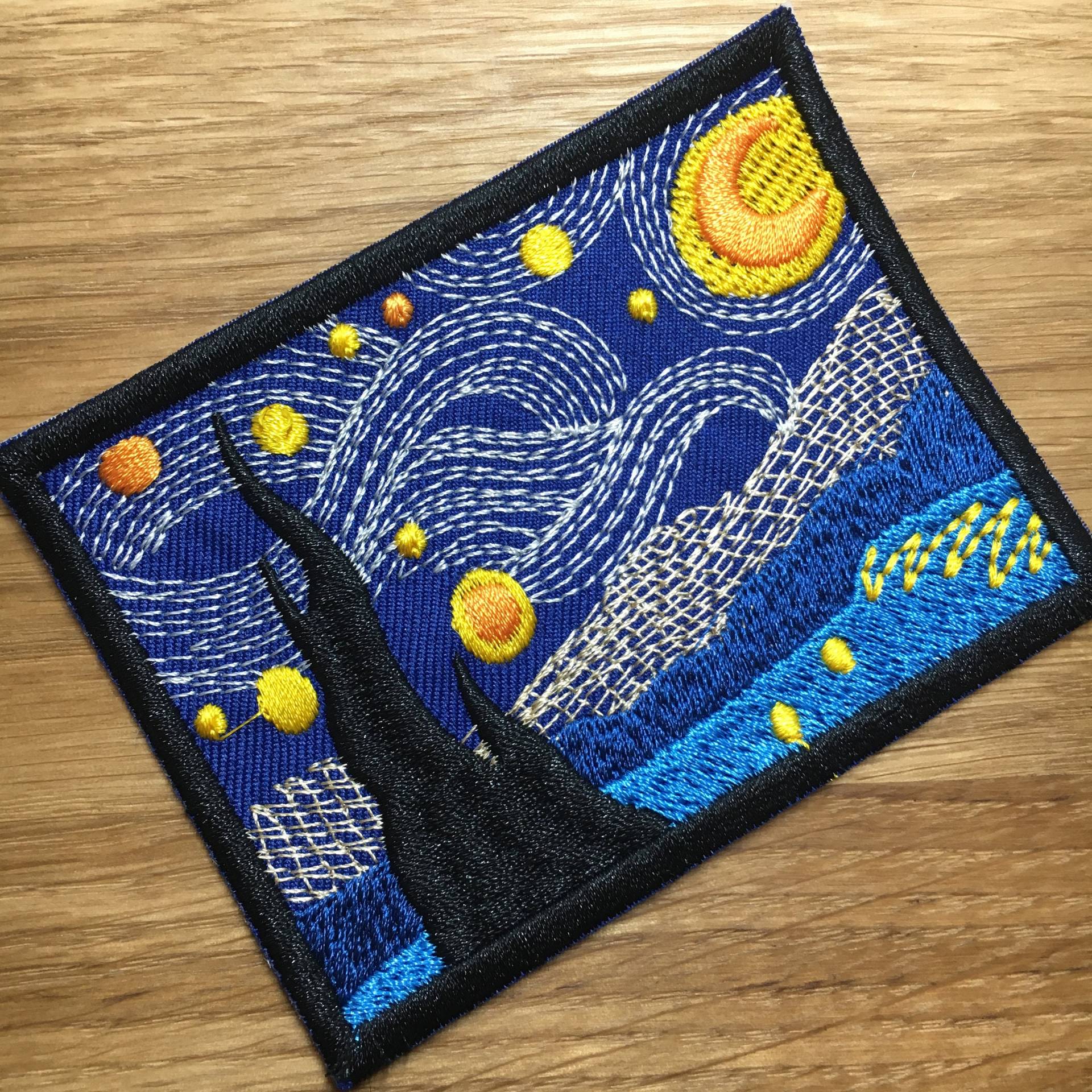 Eckiges Sternennacht Patch Mit Kirche 9x6, 5cm Sternenhimmel Kunst - Nacht Sterne Backpacking Reise Expressionismus Eckiges Sternennacht Patch Mit Kirche 9x6, 5cm Sternenhimmel Kunst - Nacht Sterne Backpacking Reise Expressionismus von PATCHERIA