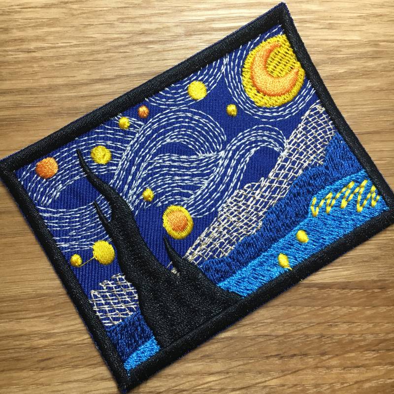 Eckiges Sternennacht Patch Mit Kirche 9x6, 5cm Sternenhimmel Kunst - Nacht Sterne Backpacking Reise Expressionismus Eckiges Sternennacht Patch Mit Kirche 9x6, 5cm Sternenhimmel Kunst - Nacht Sterne Backpacking Reise Expressionismus von PATCHERIA