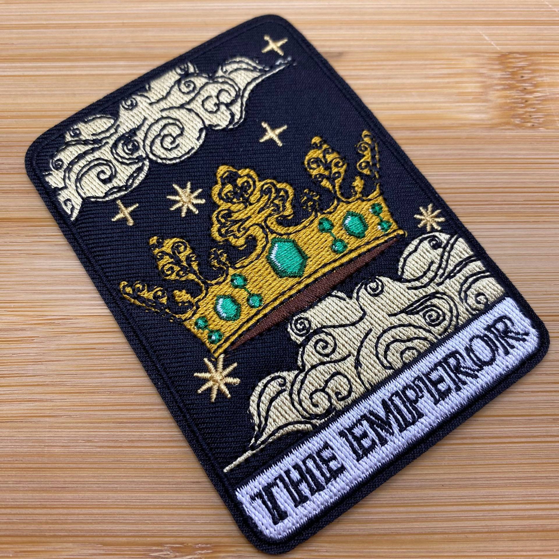 Eckiges Tarot Karten Patch Zum Aufbügeln - The Emperor 9 X 6, 5cm Kunst Magie Mystik Zukunft Glaube Pagan Der Herrscher Vorhersage Eckiges Tarot Karten Patch Zum Aufbügeln - The Emperor 9 X 6, 5cm Kunst Magie Mystik Zukunft Glaube Pagan Der Herrscher Vorhersage von PATCHERIA
