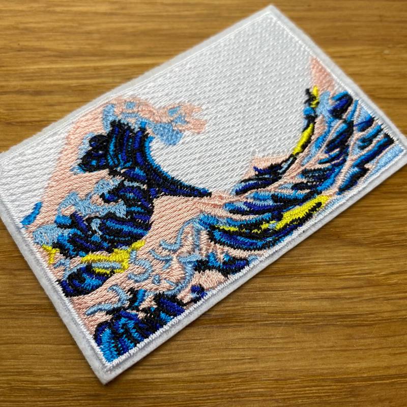 Eckiges Wellen Patch Zum Aufbügeln -7 X 4, 5cm - Kunst Backpacking Hippie Ozean Meer Ostsee Nordsee Strand Asien Eckiges Wellen Patch Zum Aufbügeln -7 X 4, 5cm - Kunst Backpacking Hippie Ozean Meer Ostsee Nordsee Strand Asien von PATCHERIA