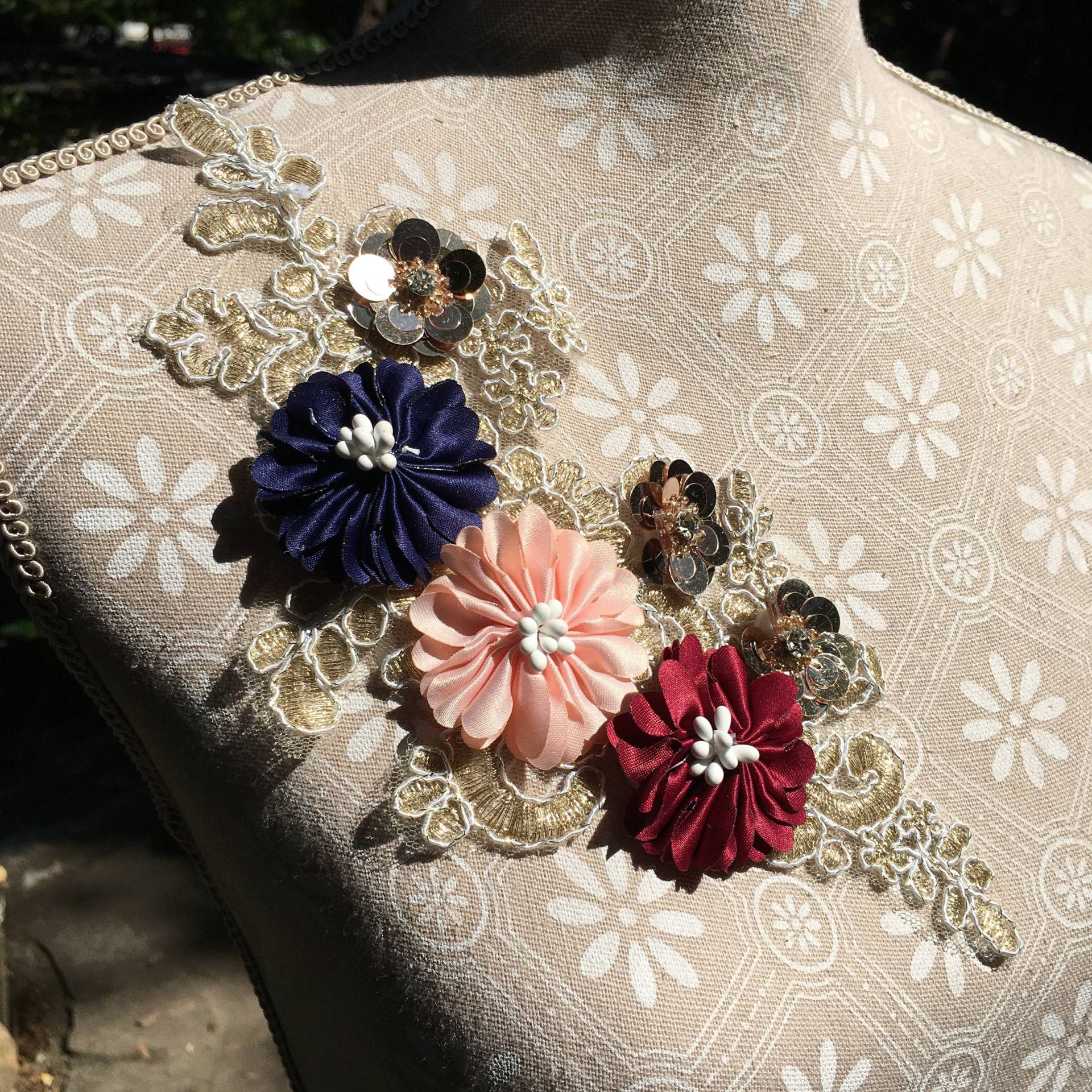 Edle Spitzenapplikation Zum Aufnähen - Goldene Spitze Mit Blüten & Pailetten Blumen Hochzeit Party Festlich Diy #42 Edle Spitzenapplikation Zum Aufnähen - Goldene Spitze Mit Blüten & Pailetten Blumen Hochzeit Party Festlich Diy #42 von PATCHERIA