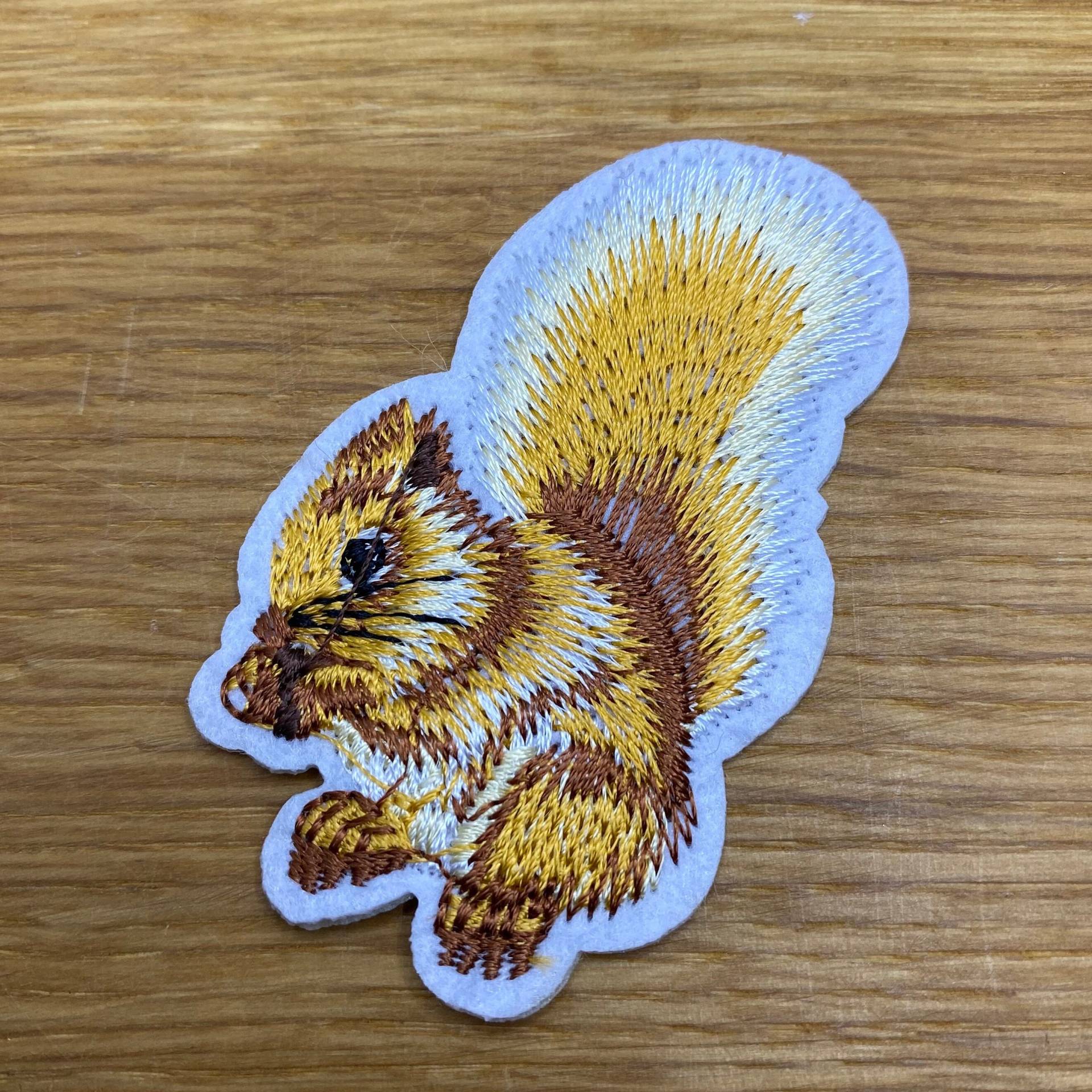 Eichhörnchen Patch Zum Aufbügeln - 6, 5cm X 4cm Wald Kinder Wildtier Hörnchen Nagetier Flicken Aufnäher Jagd Wildnis Eichhörnchen Patch Zum Aufbügeln - 6, 5cm X 4cm Wald Kinder Wildtier Hörnchen Nagetier Flicken Aufnäher Jagd Wildnis von PATCHERIA