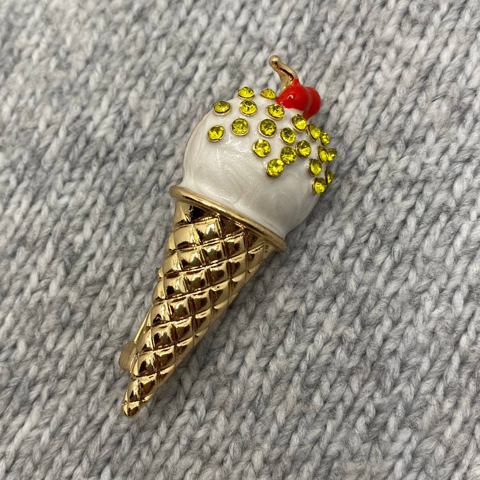 Eis Brosche Mit Glitzerstein Streuseln & Kirschen - 5x 2 cm Emaille Anstecker Sommer Softeis Eiswaffel Vintage Kalte Süßigkeit Popsicle Eis Brosche Mit Glitzerstein Streuseln & Kirschen - 5x 2 cm Emaille Anstecker Sommer Softeis Eiswaffel Vintage Kalte Süßigkeit Popsicle von PATCHERIA