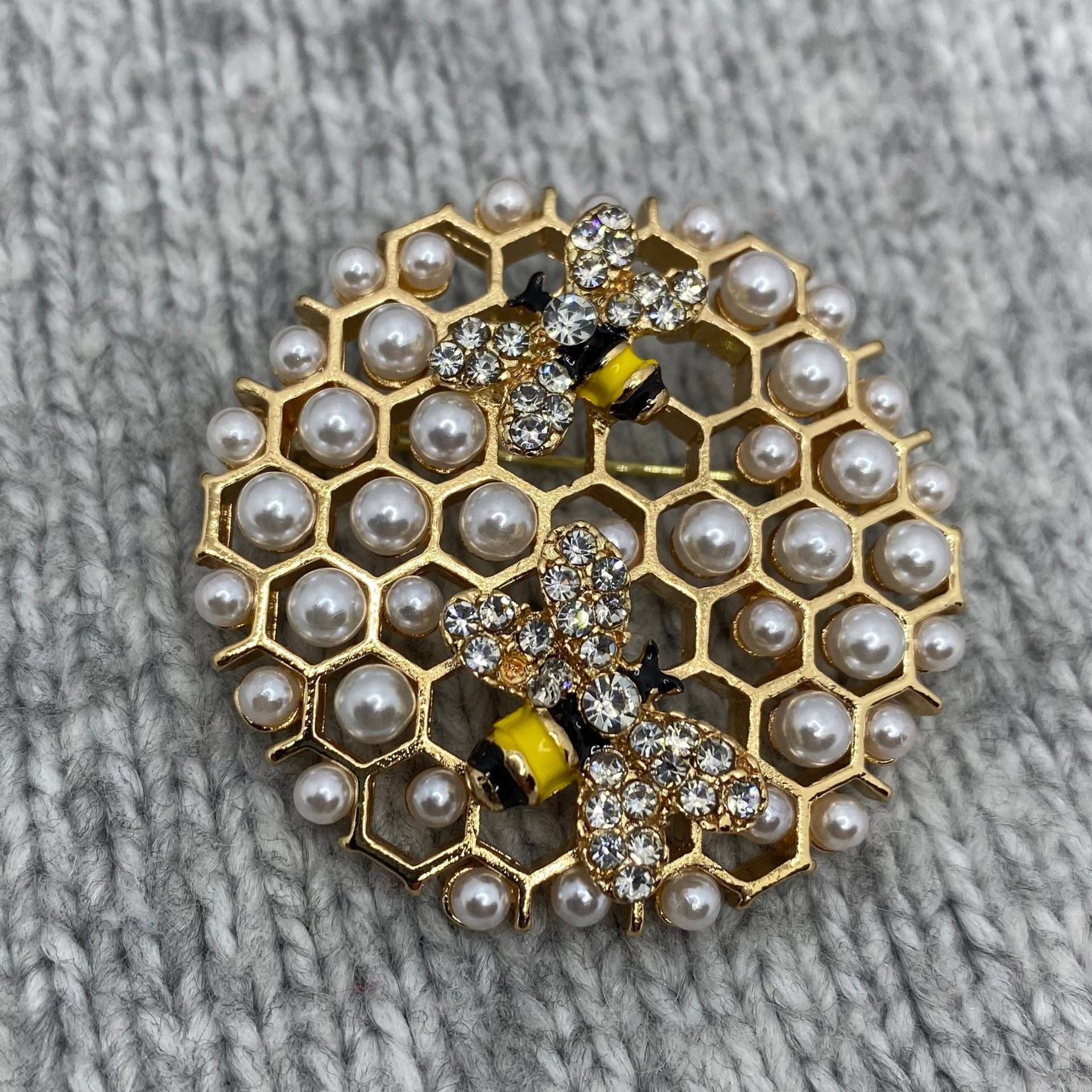 Elegante Bienenwaben Brosche - Goldener Anstecker Mit Perlen & Glitzersteinen 4cm Durchm. Imker Honig Anhänger Vintage Insekt Elegante Bienenwaben Brosche - Goldener Anstecker Mit Perlen & Glitzersteinen 4cm Durchm. Imker Honig Anhänger Vintage Insekt von PATCHERIA
