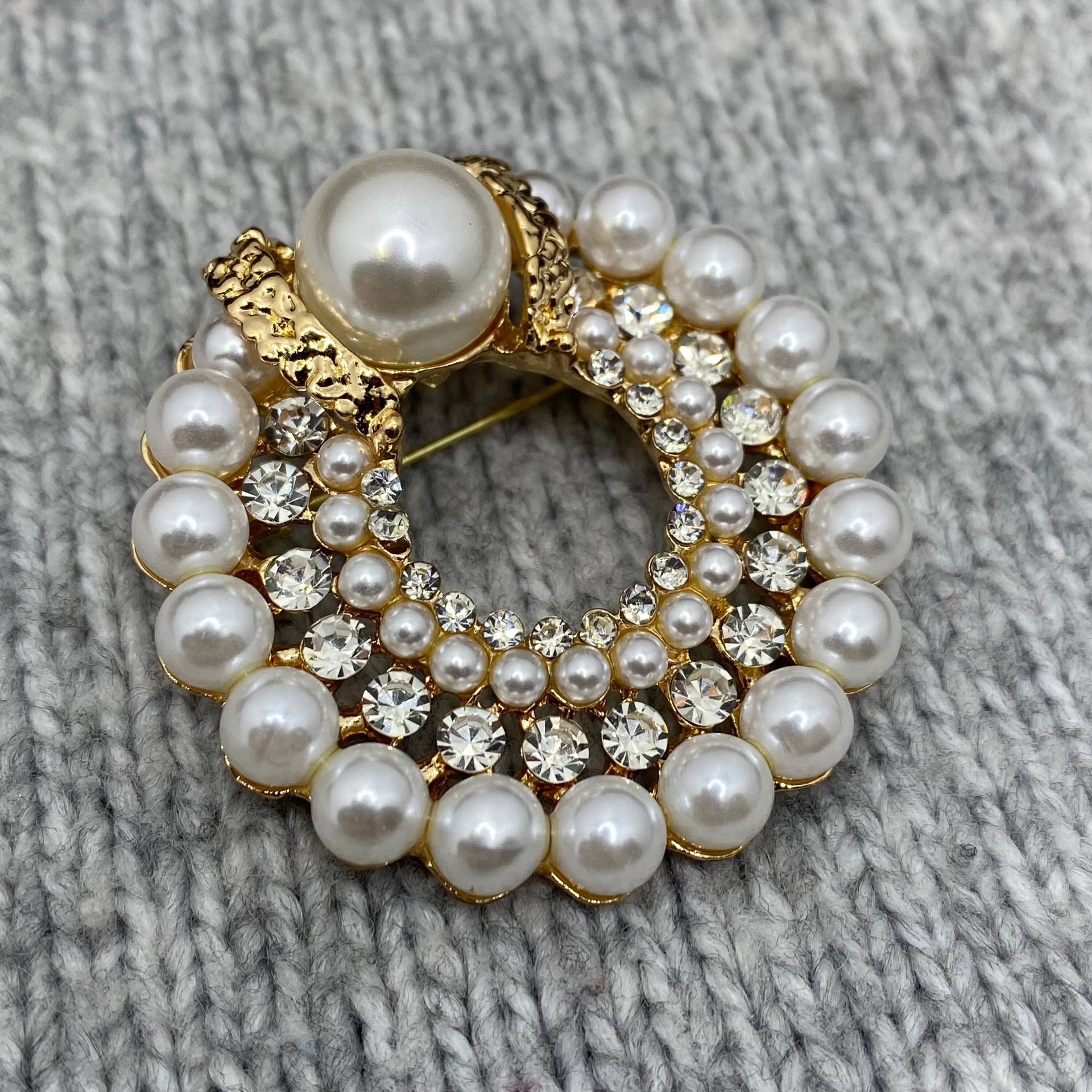 Elegante Glitzerstein & Perlen Brosche - Durchm. 4 cm Nostalgie Anhänger Für Kette Oder Anstecker Royal Vintage Klassisch Kleid Hochzeit Elegante Glitzerstein & Perlen Brosche - Durchm. 4 cm Nostalgie Anhänger Für Kette Oder Anstecker Royal Vintage Klassisch Kleid Hochzeit von PATCHERIA