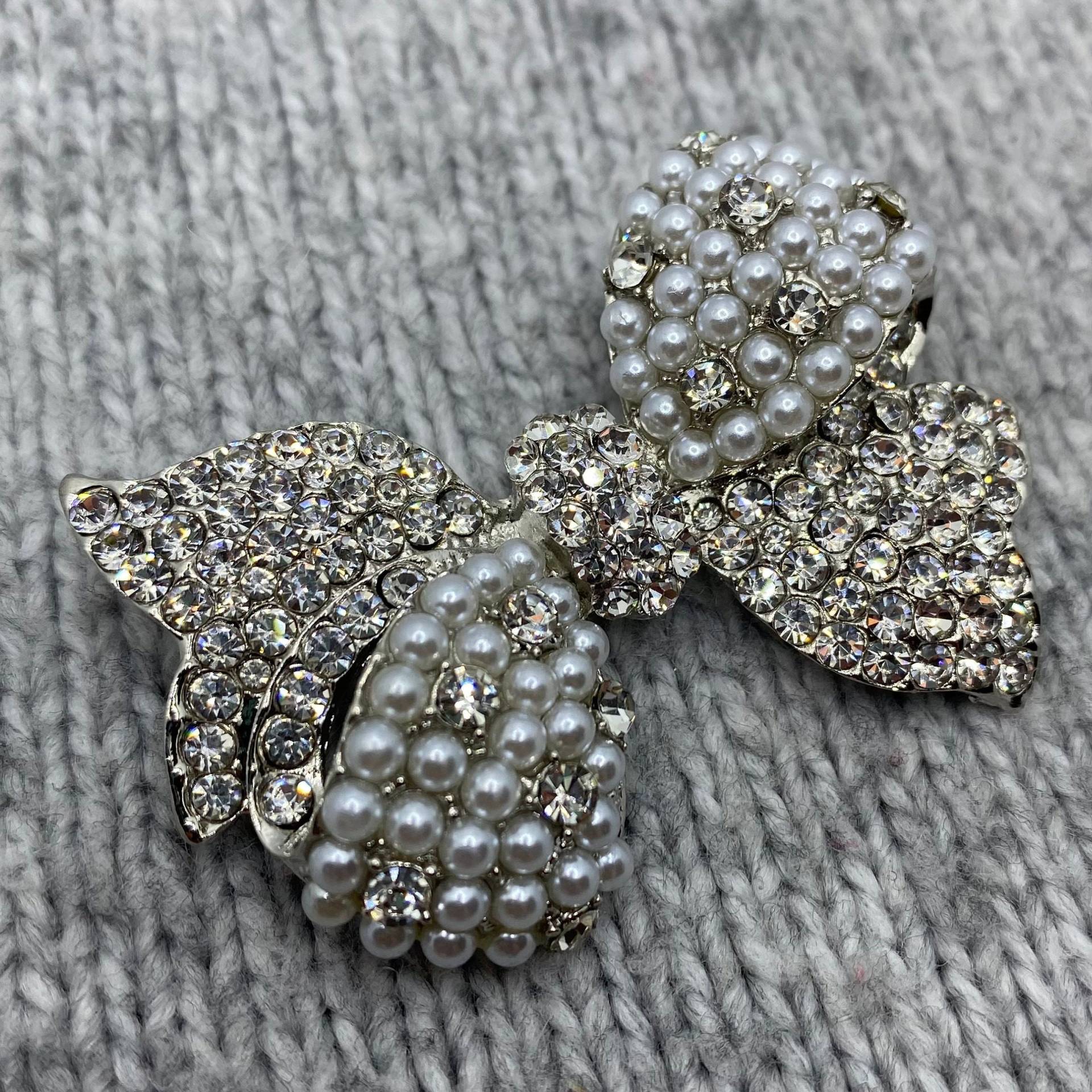 Elegante Silberne Schleifen Brosche - Anstecker Mit Perlen & Glitzersteinen 5cm X 4 cm Prinzessin Kleid Hochzeit Party Anhänger Vintage Elegante Silberne Schleifen Brosche - Anstecker Mit Perlen & Glitzersteinen 5cm X 4 cm Prinzessin Kleid Hochzeit Party Anhänger Vintage von PATCHERIA