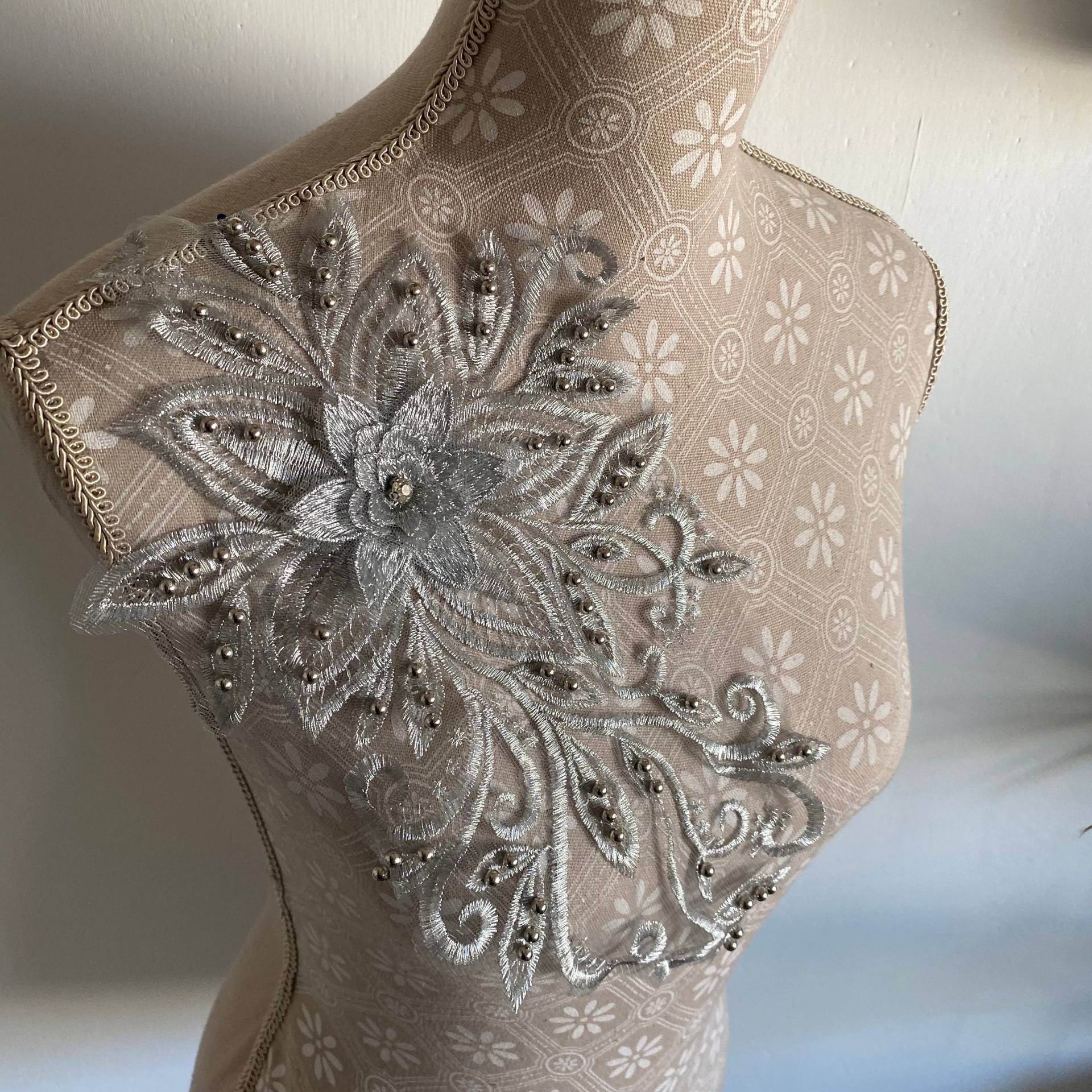 Elegante Spitzenapplikation Mit Blüte & Perlen Zum Aufnähen in Silber Oder Gold - Glitzerstein Floral Rosen Hochzeit Party Diy #54 Elegante Spitzenapplikation Mit Blüte & Perlen Zum Aufnähen in Silber Oder Gold - Glitzerstein Floral Rosen Hochzeit Party Diy #54 von PATCHERIA