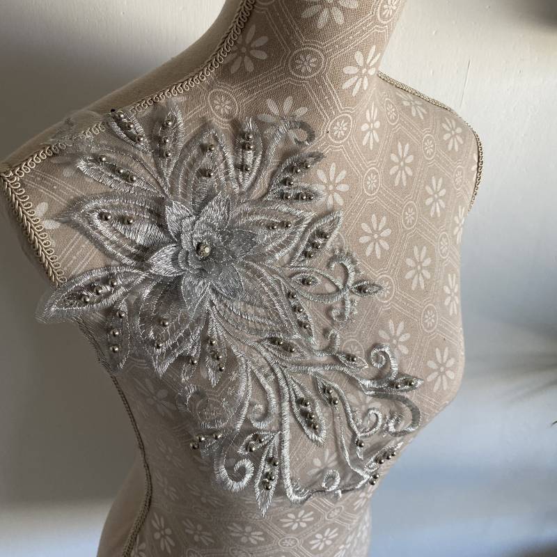 Elegante Spitzenapplikation Mit Blüte & Perlen Zum Aufnähen in Silber Oder Gold - Glitzerstein Floral Rosen Hochzeit Party Diy #54 Elegante Spitzenapplikation Mit Blüte & Perlen Zum Aufnähen in Silber Oder Gold - Glitzerstein Floral Rosen Hochzeit Party Diy #54 von PATCHERIA
