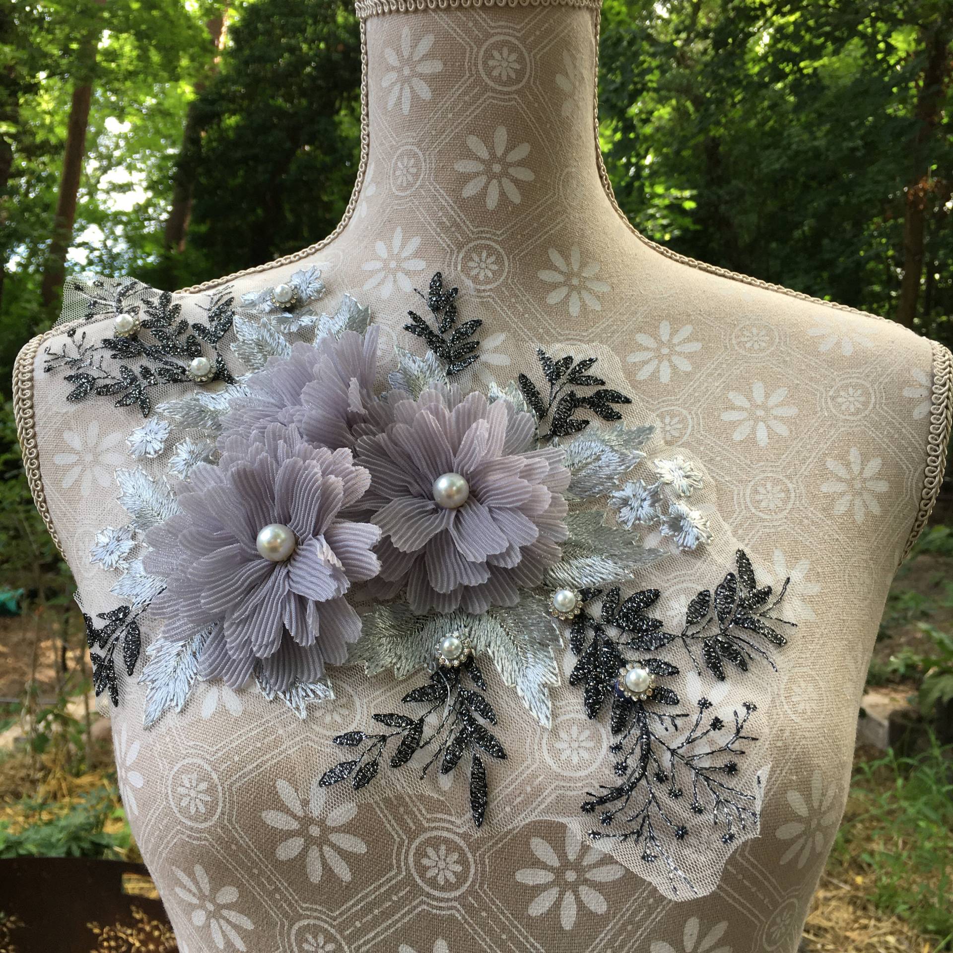 Elegante Spitzenapplikation Mit Blumen Zum Aufnähen Grautöne Perlen & Glitzer - Blüte Floral Rosen Hochzeit Party Diy # 23 Elegante Spitzenapplikation Mit Blumen Zum Aufnähen Grautöne Perlen & Glitzer - Blüte Floral Rosen Hochzeit Party Diy # 23 von PATCHERIA