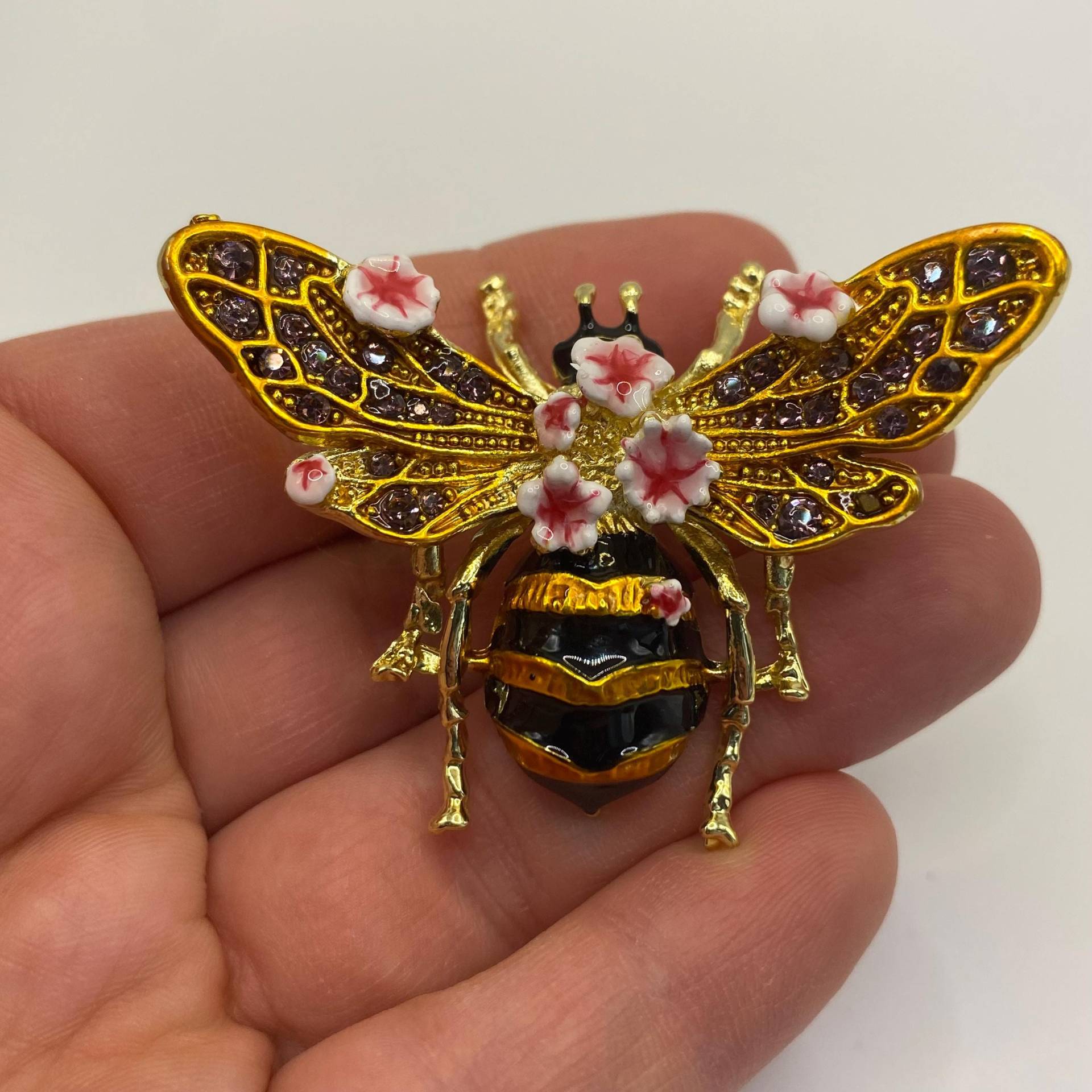 Emaille Bienen Brosche Mit Blüten - 6 X 4, 5 cm Hummel Anstecker Gold Honig Insekt Sommer Frühling Königin Opulent Royal Statement Emaille Bienen Brosche Mit Blüten - 6 X 4, 5 cm Hummel Anstecker Gold Honig Insekt Sommer Frühling Königin Opulent Royal Statement von PATCHERIA