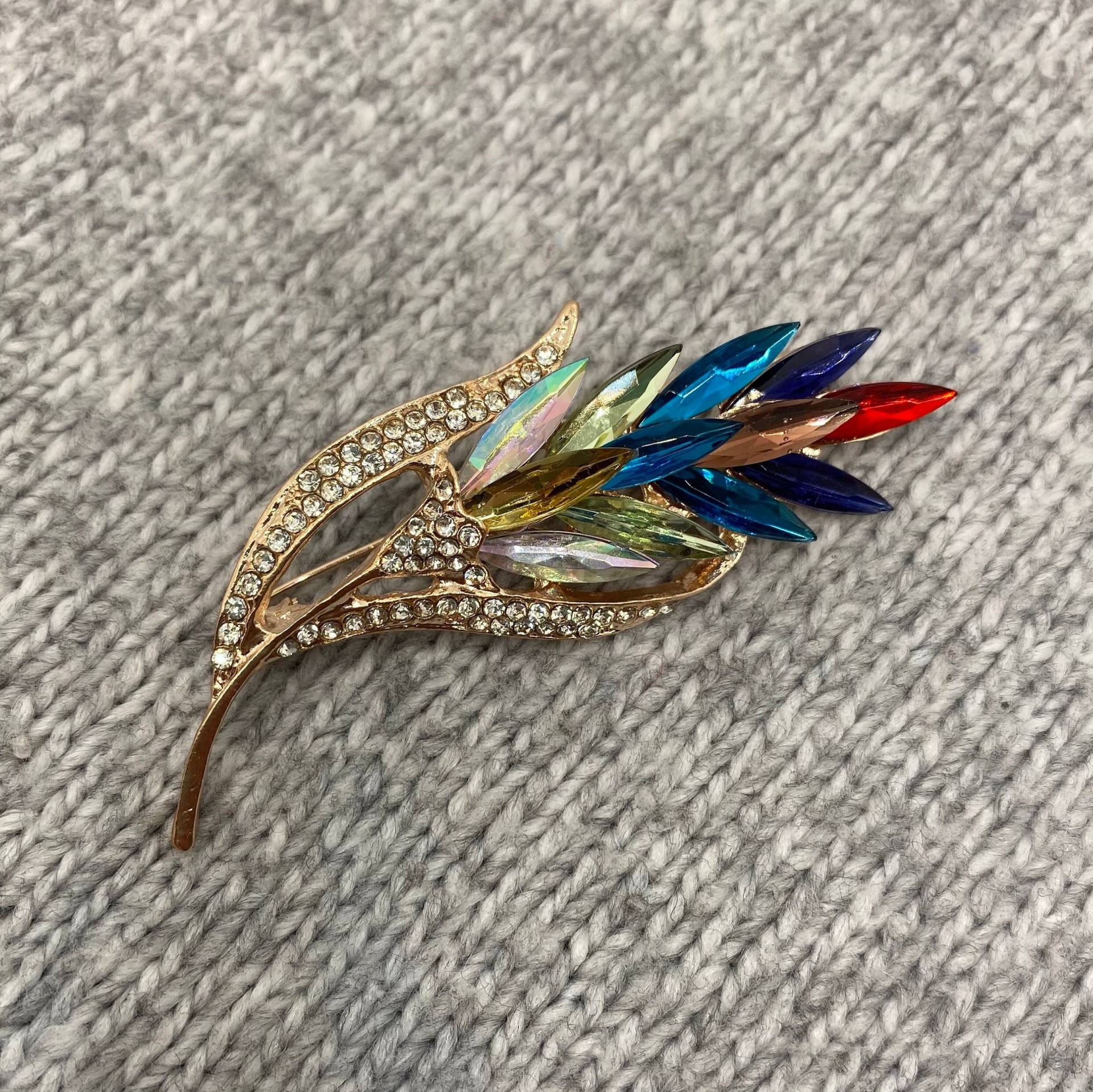Feder Blumen Brosche Mit Vielen Bunten Glitzersteinen - Ca. 7 X 2, 5 cm Regenbogen Ähre Anstecker Vintage Nostalgie Blüte Festival Fairy Feder Blumen Brosche Mit Vielen Bunten Glitzersteinen - Ca. 7 X 2, 5 cm Regenbogen Ähre Anstecker Vintage Nostalgie Blüte Festival Fairy von PATCHERIA