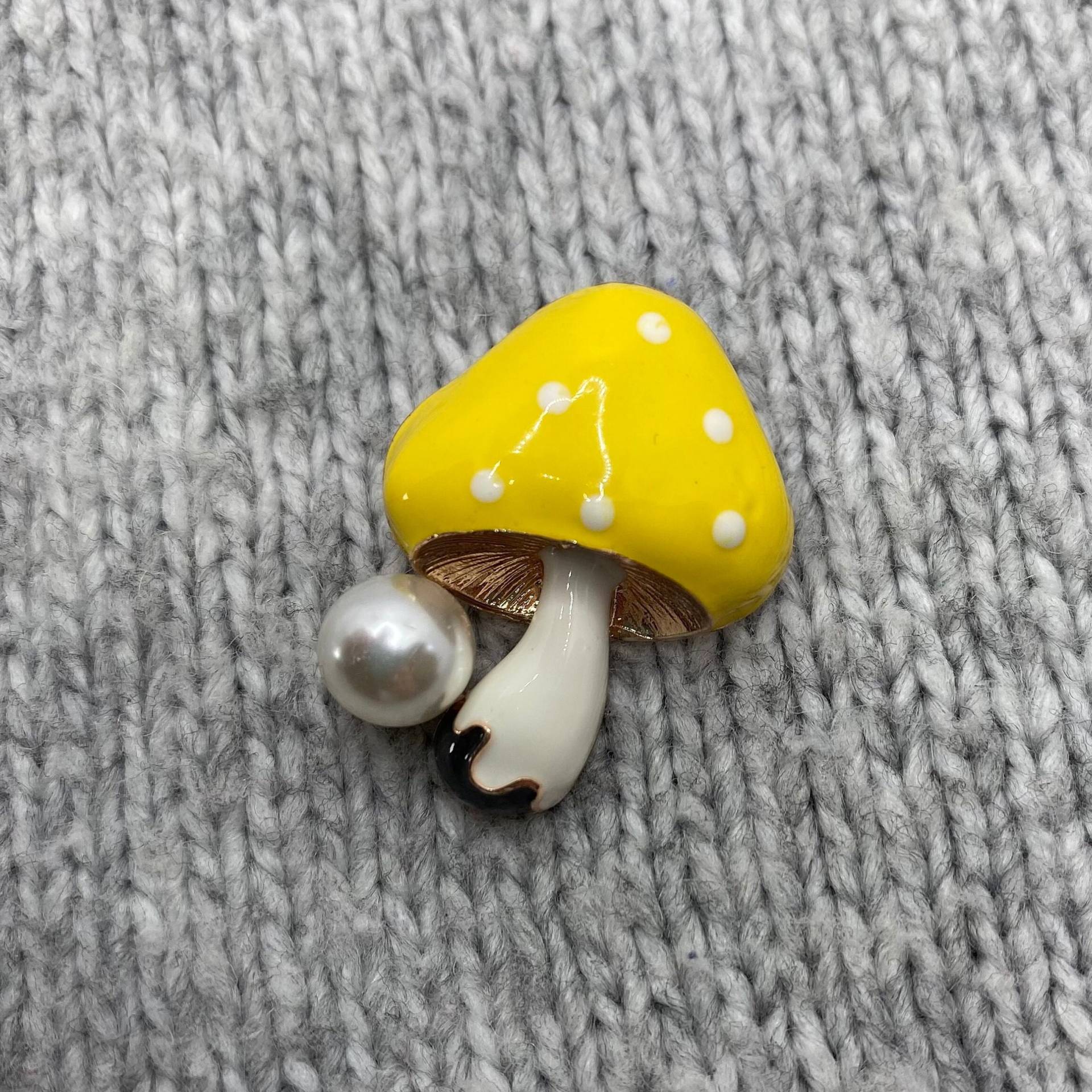 Fliegen Pilz Brosche Gelb Mit Perle- Emaille Anstecker - 3 X 2, 3 cm Perle Fungi Glücksbringer Kawaii Wald Liebe Wunder Magie Punkte Fliegen Pilz Brosche Gelb Mit Perle- Emaille Anstecker - 3 X 2, 3 cm Perle Fungi Glücksbringer Kawaii Wald Liebe Wunder Magie Punkte von PATCHERIA