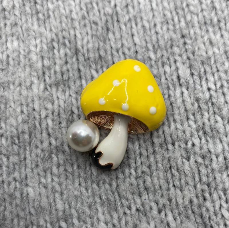 Fliegen Pilz Brosche Gelb Mit Perle- Emaille Anstecker - 3 X 2, 3 cm Perle Fungi Glücksbringer Kawaii Wald Liebe Wunder Magie Punkte Fliegen Pilz Brosche Gelb Mit Perle- Emaille Anstecker - 3 X 2, 3 cm Perle Fungi Glücksbringer Kawaii Wald Liebe Wunder Magie Punkte von PATCHERIA
