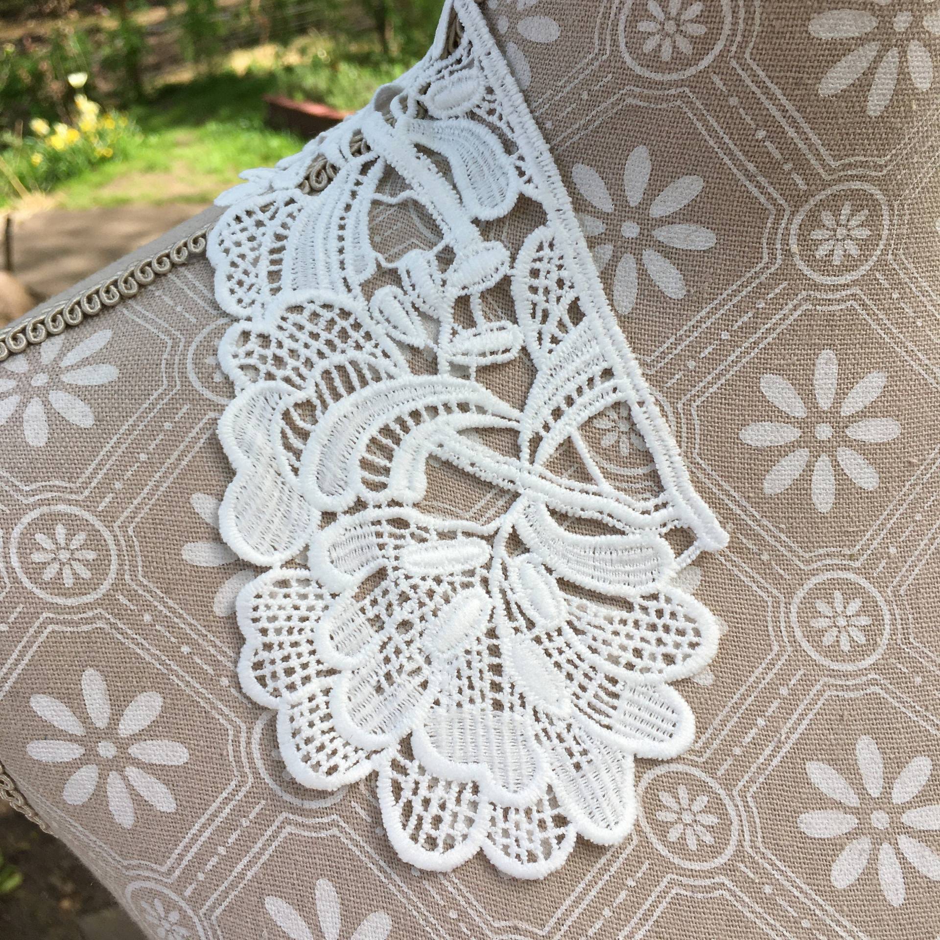 Floraler Spitzenkragen Zum Aufnähen - Weiße Spitze Mit Blüten Party Vintage Gothic Pagan Boho Hexe Diy #31 Floraler Spitzenkragen Zum Aufnähen - Weiße Spitze Mit Blüten Party Vintage Gothic Pagan Boho Hexe Diy #31 von PATCHERIA