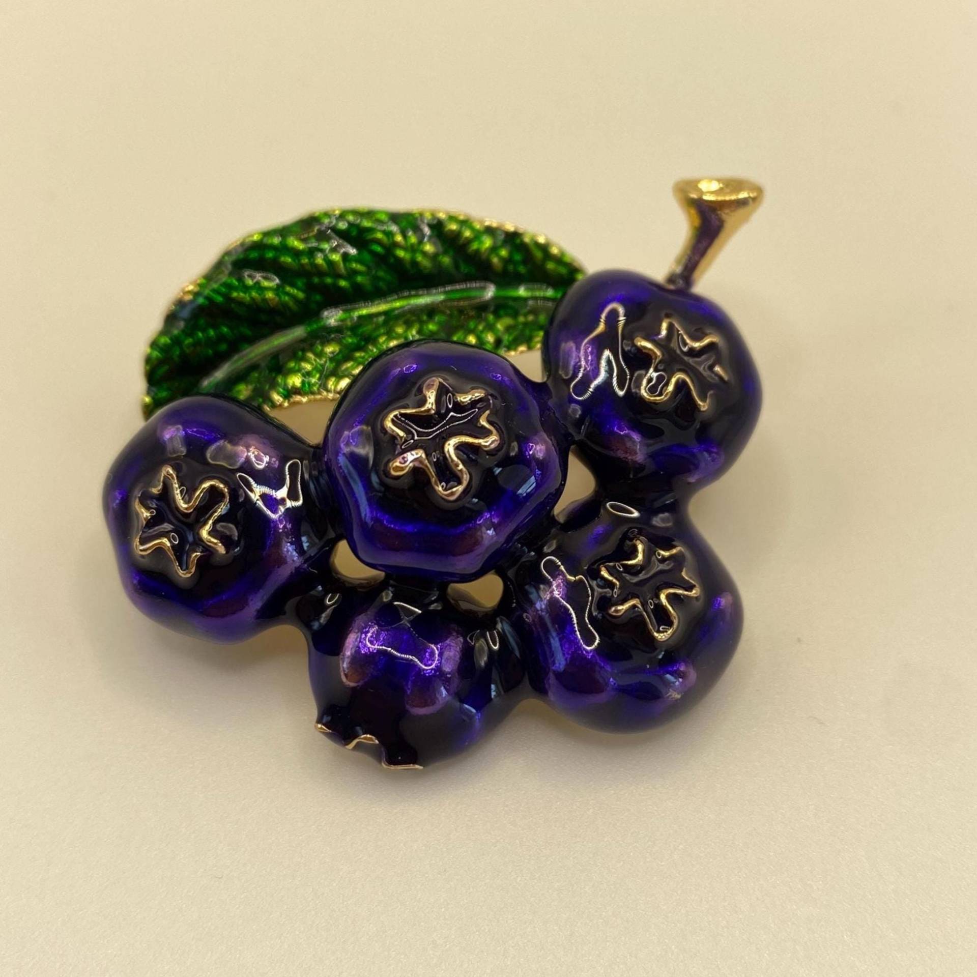 Fruchtige Blaubeeren Emaille - 4 X 3cm Heidelbeeren Anstecker Sommer Obst Vintage Style Cottagecore Schrebergarten Boho Fruchtige Blaubeeren Emaille - 4 X 3cm Heidelbeeren Anstecker Sommer Obst Vintage Style Cottagecore Schrebergarten Boho von PATCHERIA