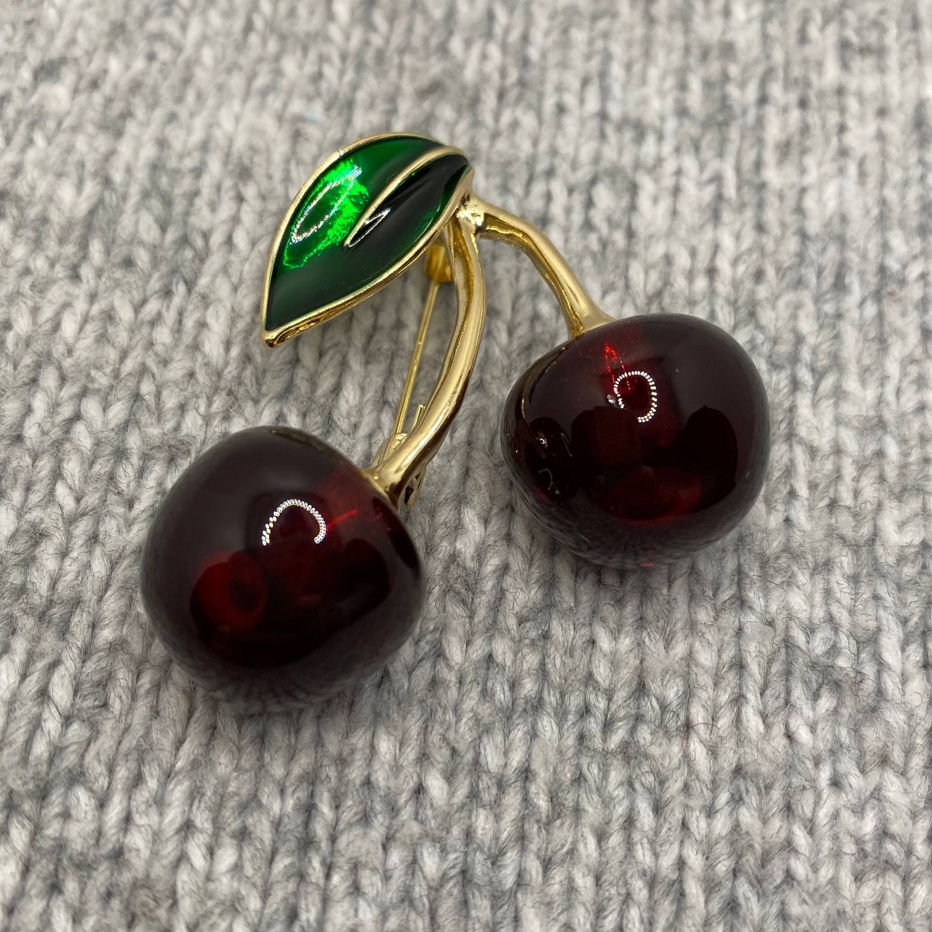 Fruchtige Dunkelrote Kirschen Brosche - 4 X 3, 5 cm Anstecker Sommer Obst Vintage Style Rockabilly Doppelkirsche Cottagecore Country Fruchtige Dunkelrote Kirschen Brosche - 4 X 3, 5 cm Anstecker Sommer Obst Vintage Style Rockabilly Doppelkirsche Cottagecore Country von PATCHERIA