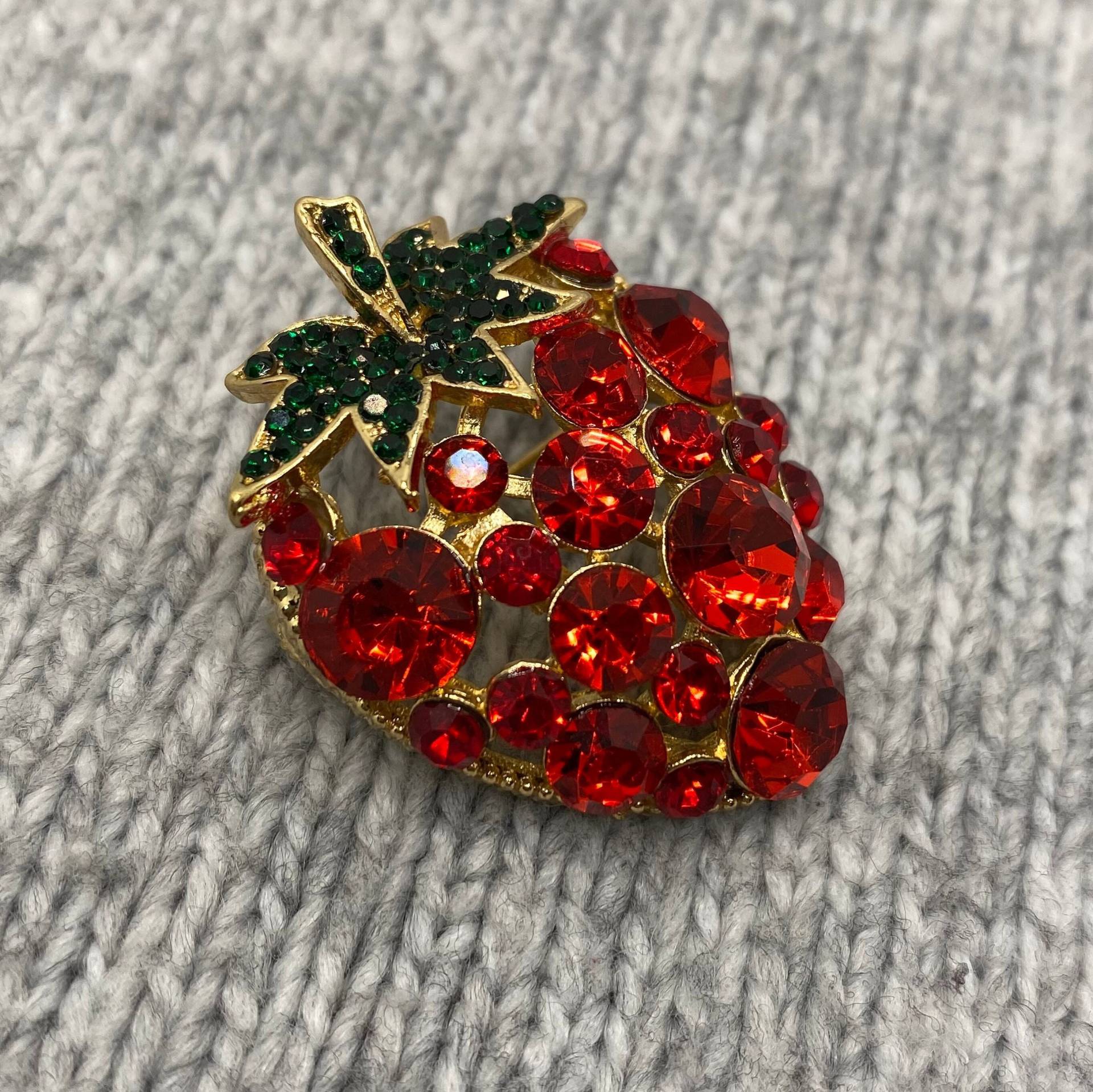 Fruchtige Erdbeer Brosche Mit Funkelnden Steinchen - 4 X 2, 5 cm Anstecker Sommer Obst Wassermelone Glitzerstein Vintage Style Cottagecore Fruchtige Erdbeer Brosche Mit Funkelnden Steinchen - 4 X 2, 5 cm Anstecker Sommer Obst Wassermelone Glitzerstein Vintage Style Cottagecore von PATCHERIA