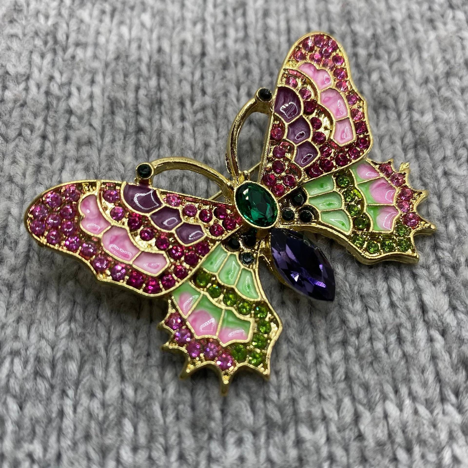 Funkelnde Schmetterlings Brosche Mit Glitzersteinen - Goldener Anstecker in Pink & Grün 3, 3 X 5 cm Vintage Insekt Sommer Liebe Blumen Funkelnde Schmetterlings Brosche Mit Glitzersteinen - Goldener Anstecker in Pink & Grün 3, 3 X 5 cm Vintage Insekt Sommer Liebe Blumen von PATCHERIA