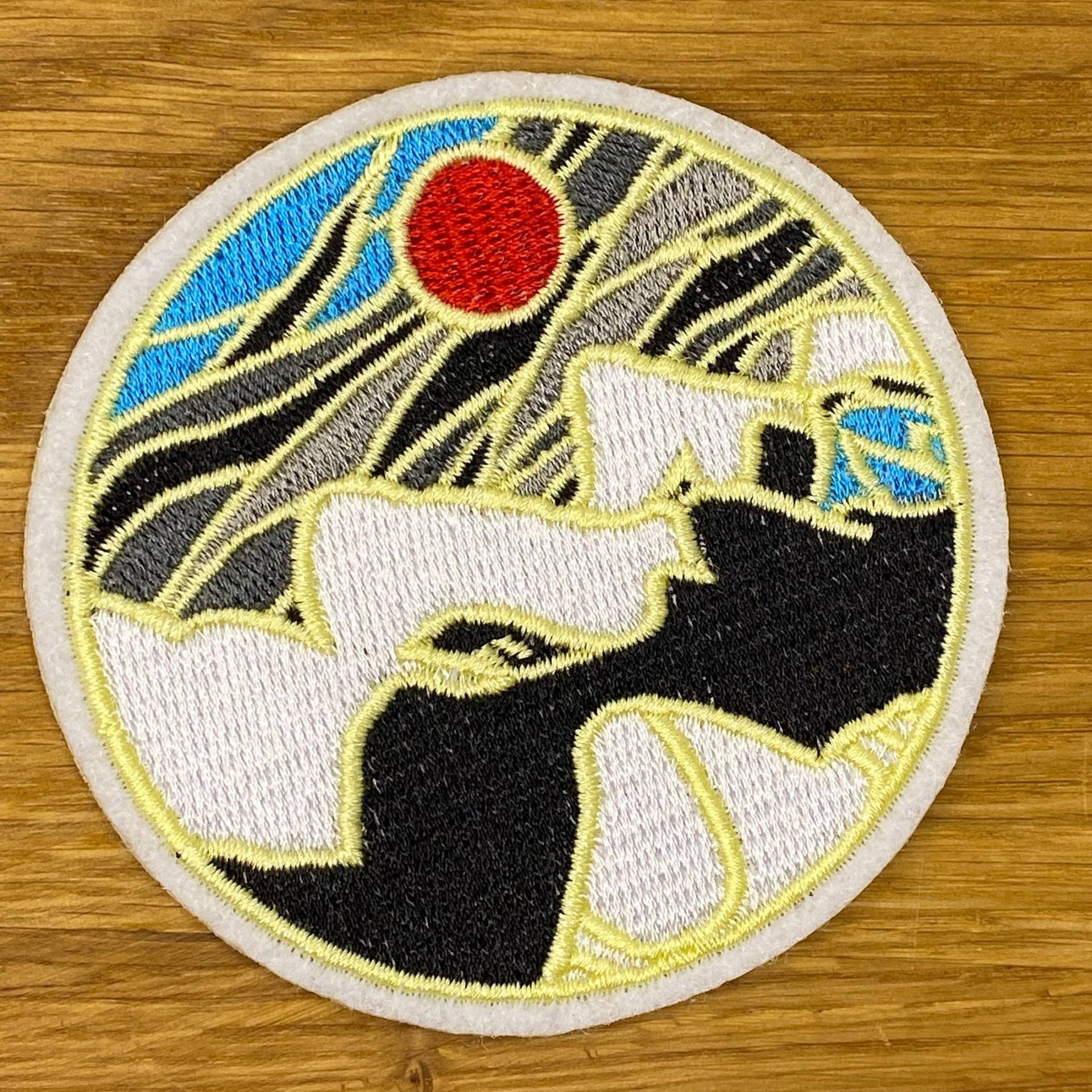 Gebirge Mit Roter Sonne - Runder Patch Zum Aufbügeln Durchmesser 7, 5 cm Wandern Backpacking Hippie Ethno Freiheit Pagan Gebirge Mit Roter Sonne - Runder Patch Zum Aufbügeln Durchmesser 7, 5 cm Wandern Backpacking Hippie Ethno Freiheit Pagan von PATCHERIA